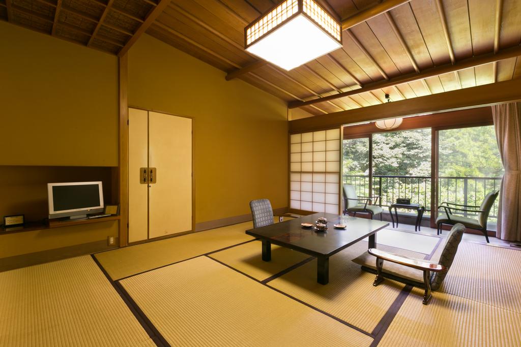 غرفة على الطراز اليابانى مع إطلالة على الحديقة