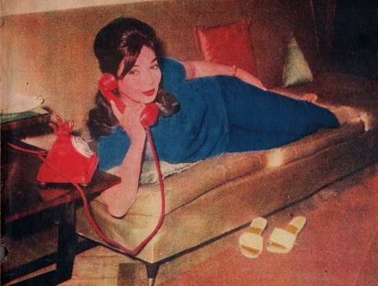 تستلقى على الأريكة وتتحدث فى الهاتف