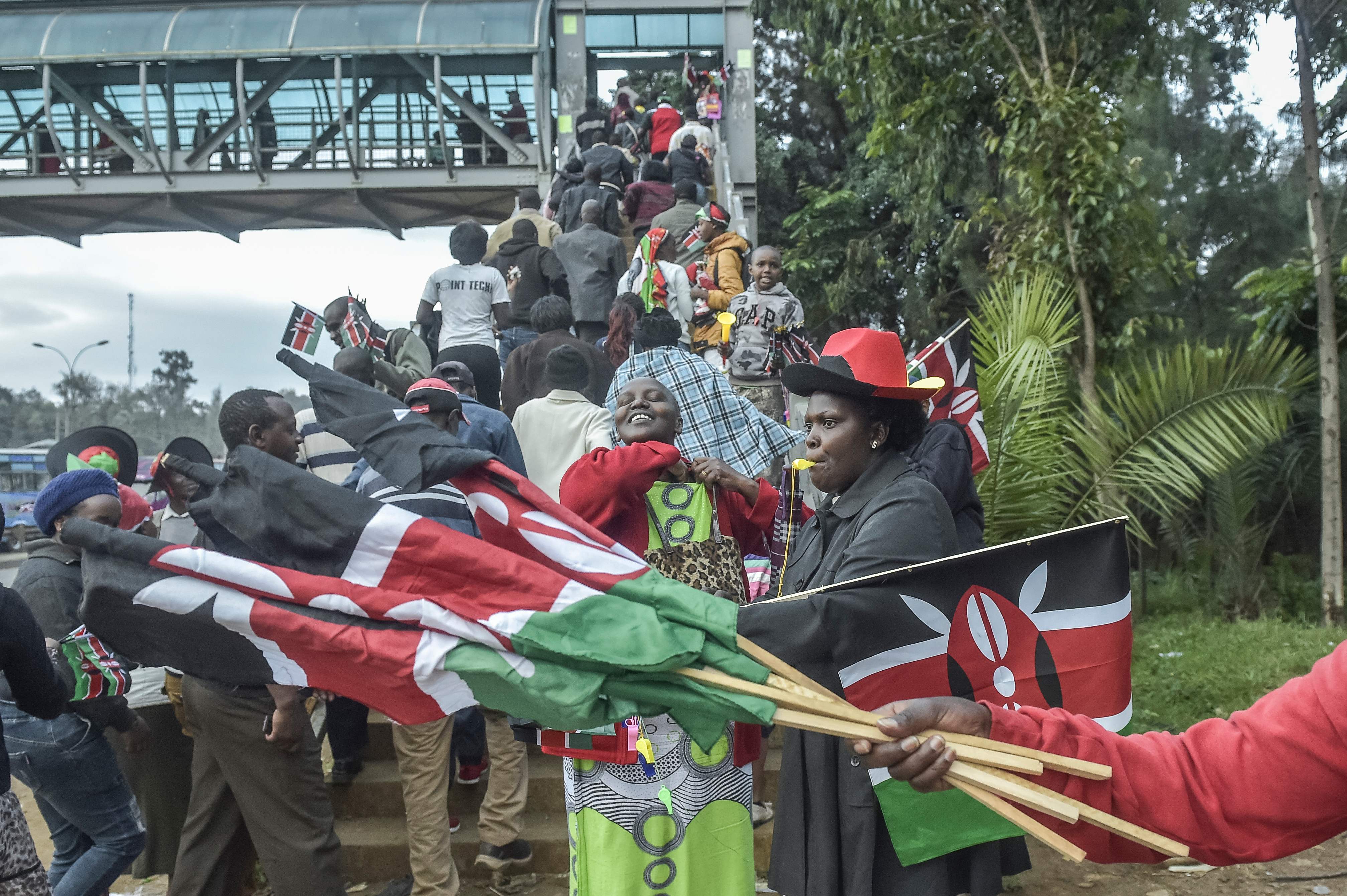 بيع أعلام كينيا للمشاركين فى مراسم تنصيب الرئيس