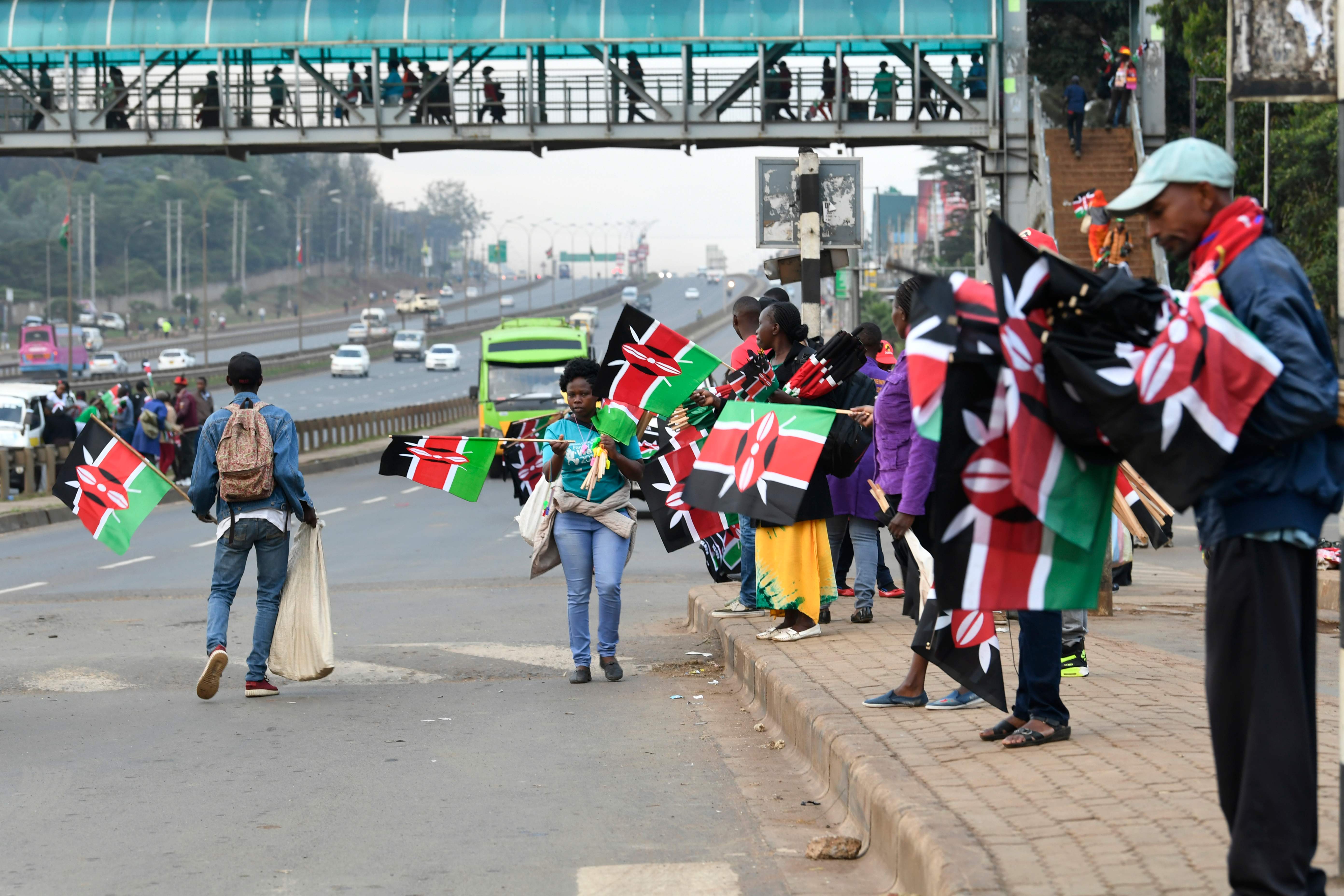 باعة الأعلام الكينية ينتشرون فى شوارع العاصمة
