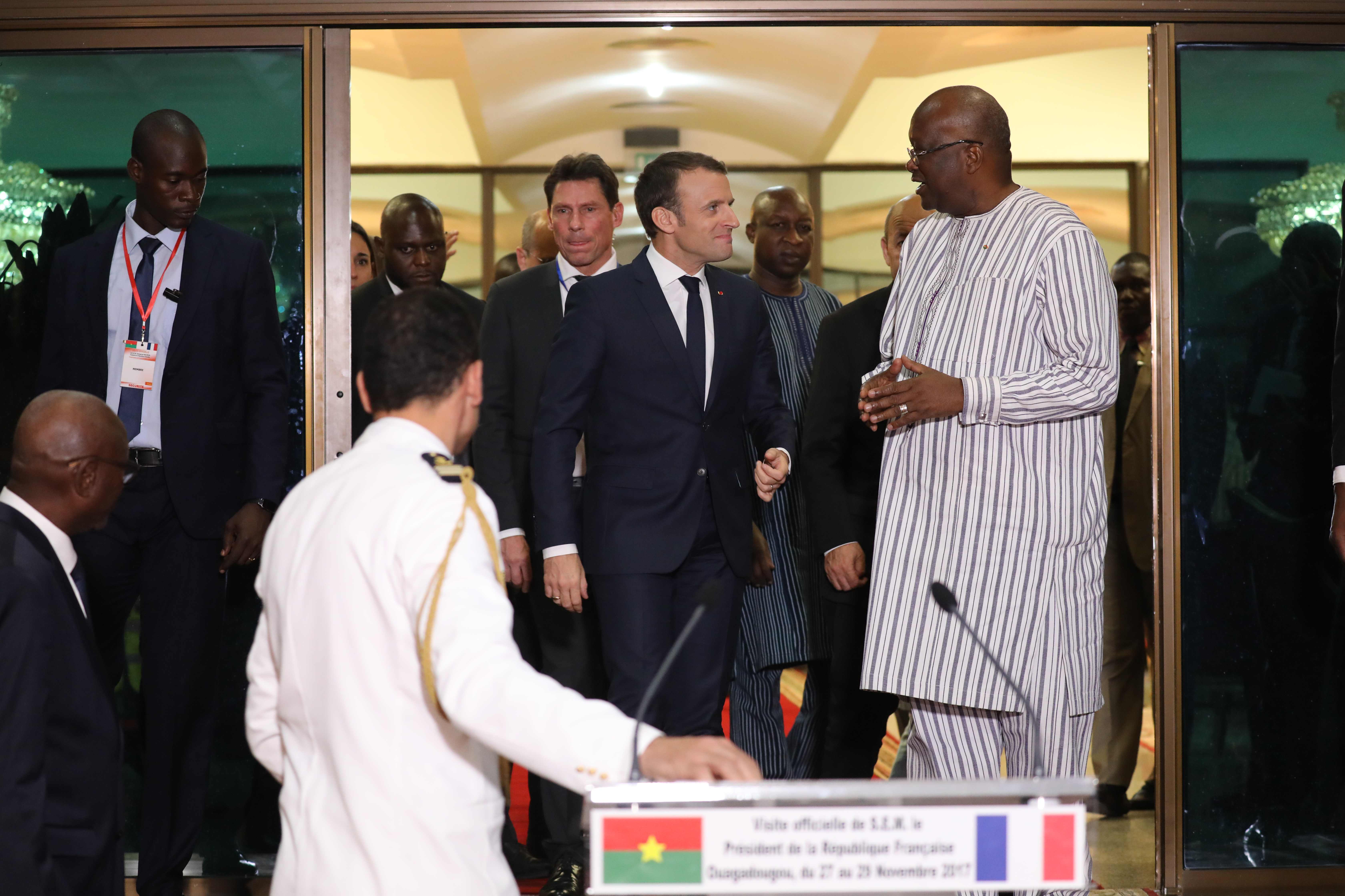 رئيس بوركينا فاسو يرحب بماكرون