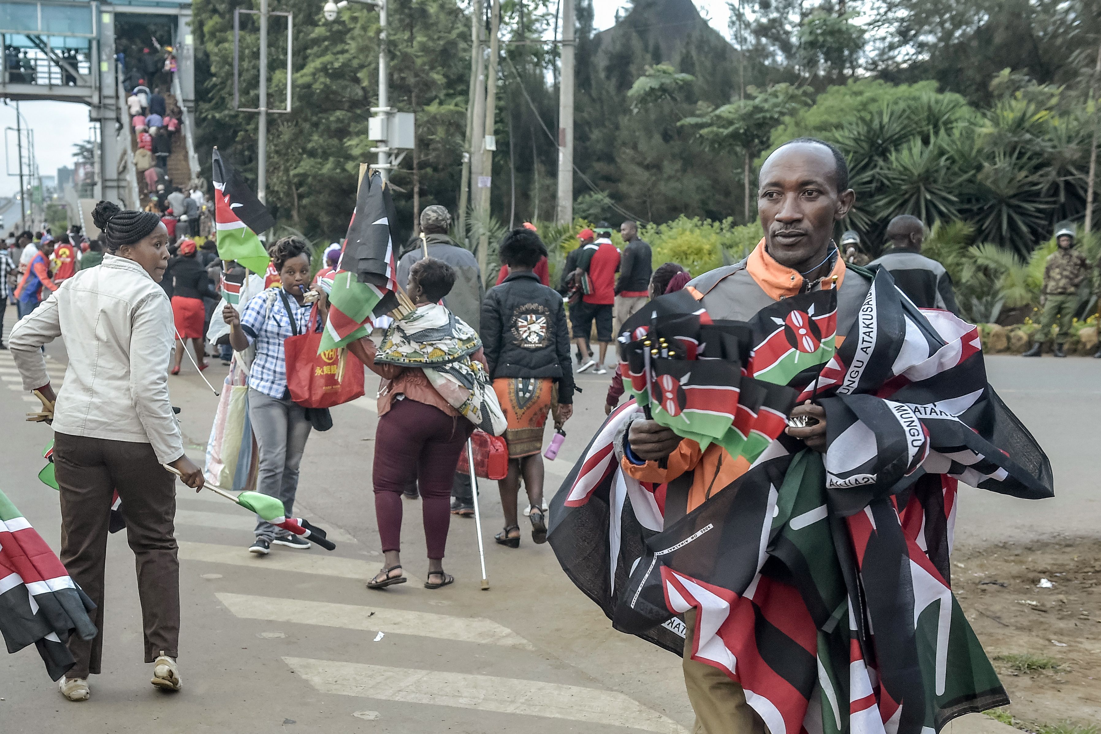 بيع أعلام كينيا قبل مراسم تنصيب الرئيس
