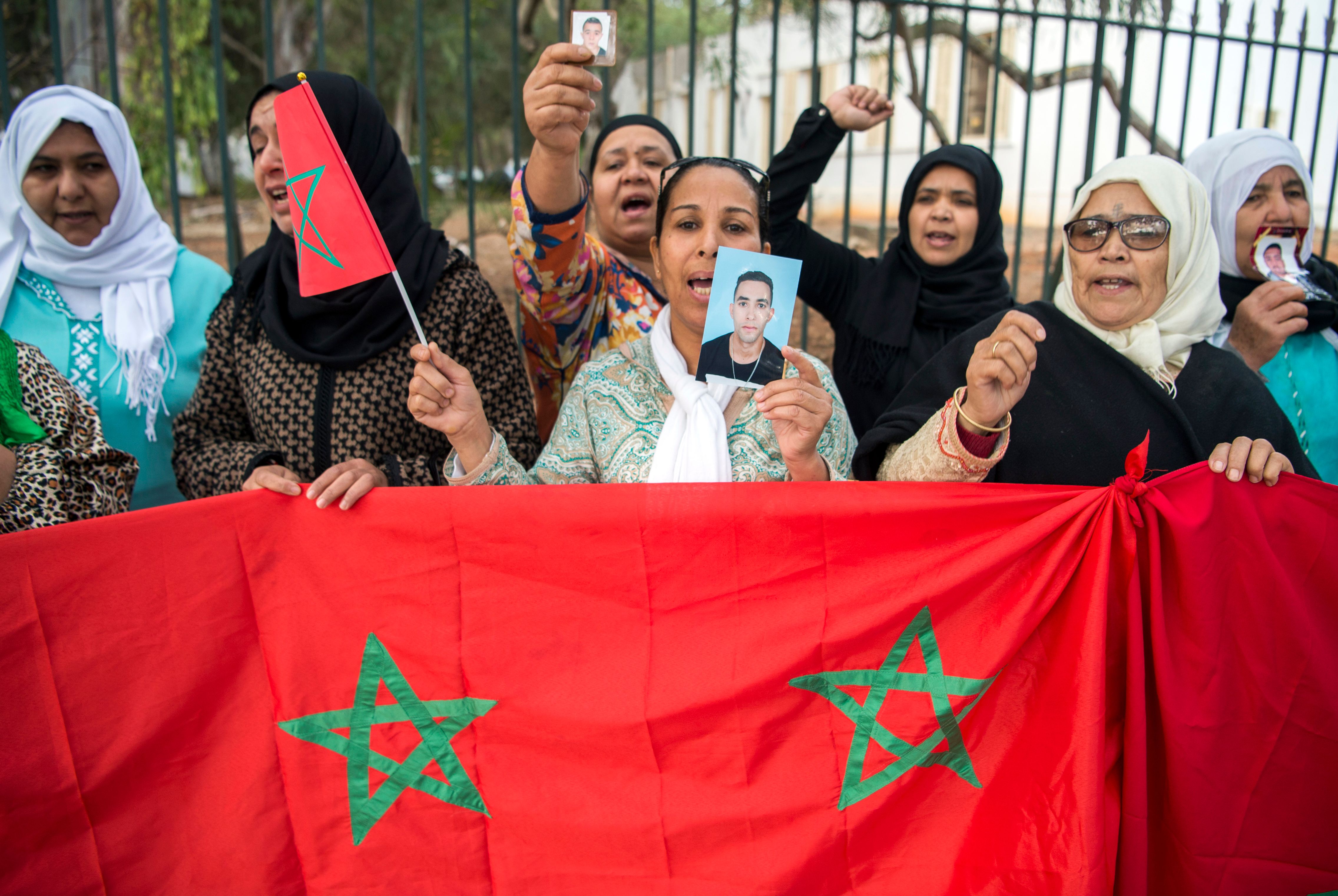 أعلام المغرب وسط التظاهرات