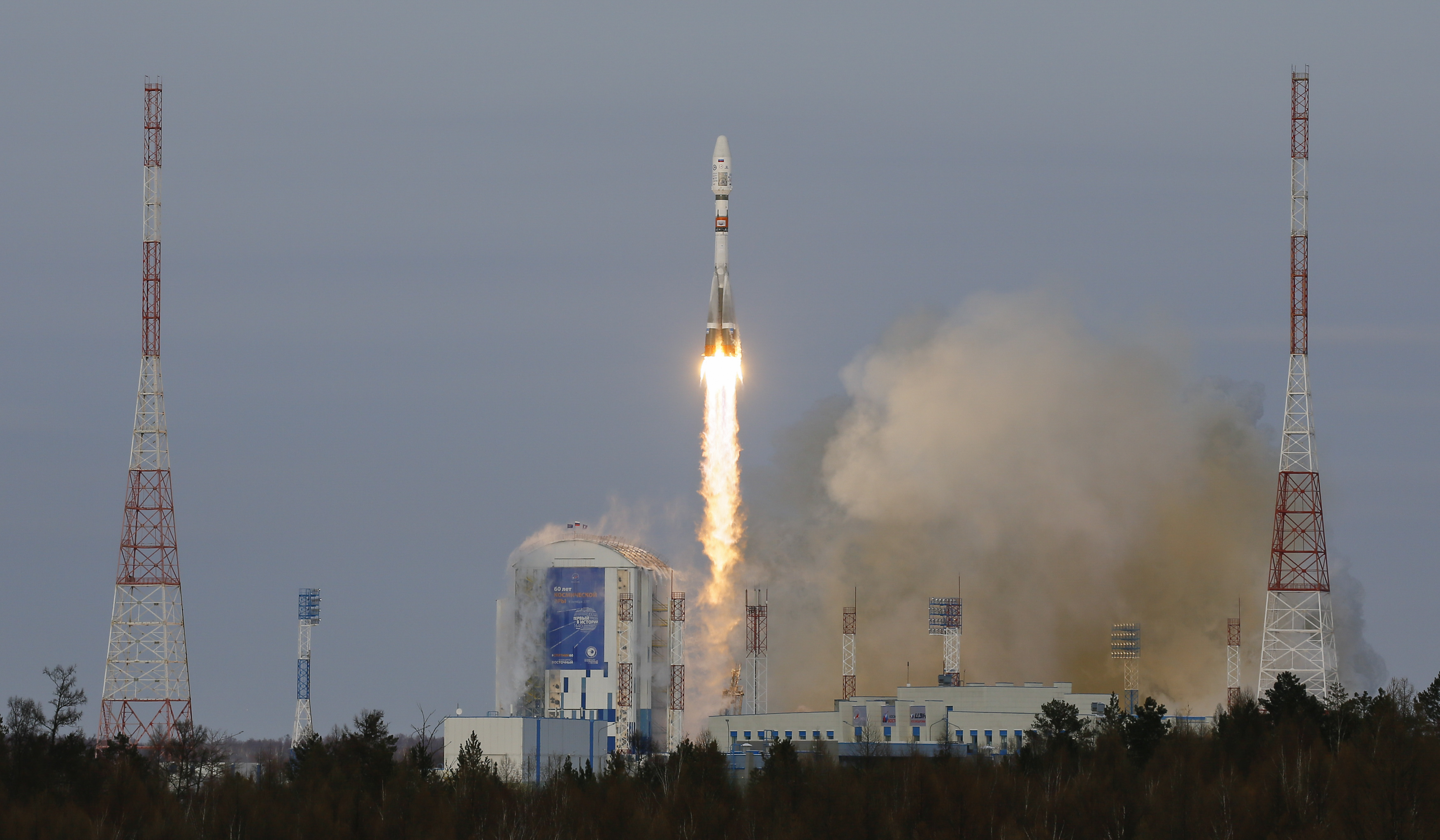 روسيا تطلق 19 قمرًا صناعيًا