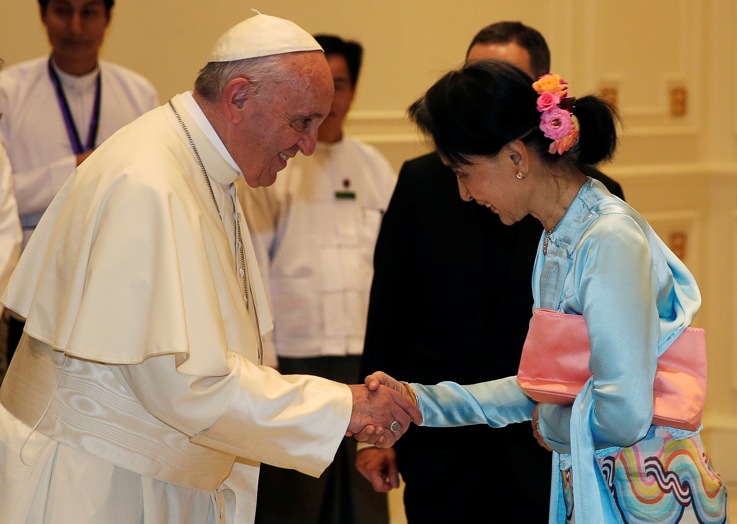 استقبال زعيمة ميانمار للبابا فرانسيس