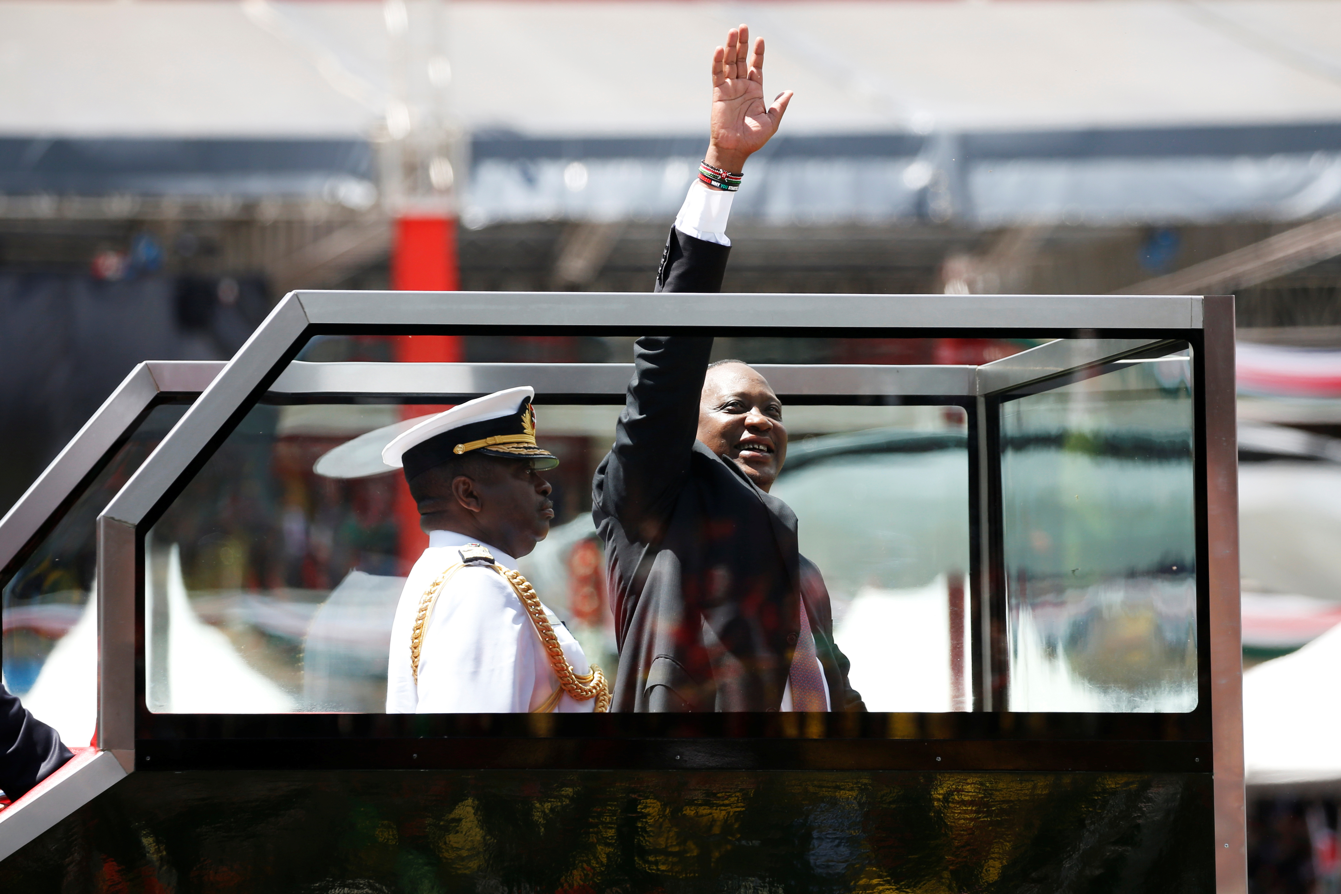 الرئيس الكينى يحيى مؤيديه قبل مراسم التنصيب