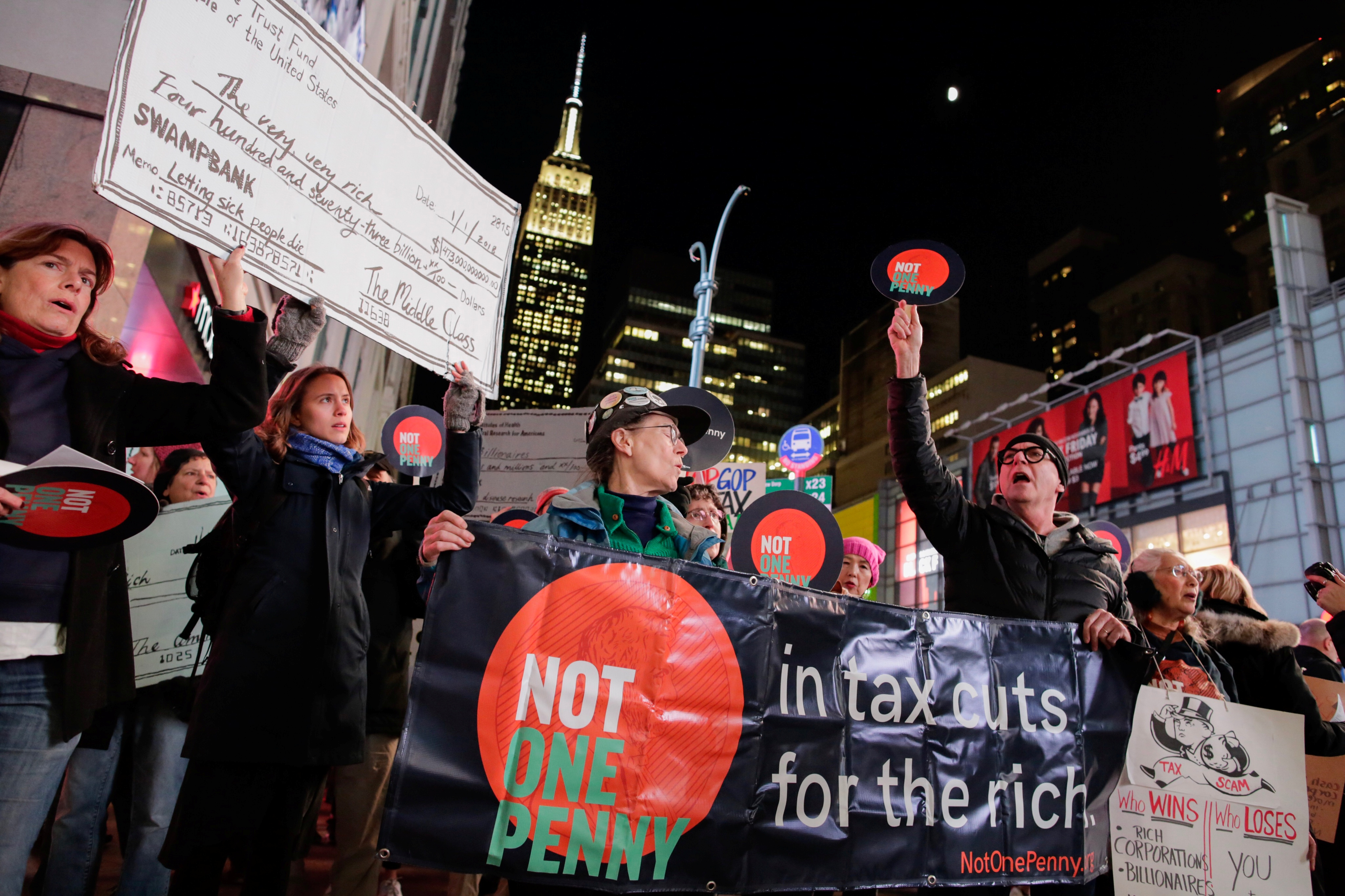 محتجبن فى مانهاتن ضد خفض الضرائب عن الأثرياء