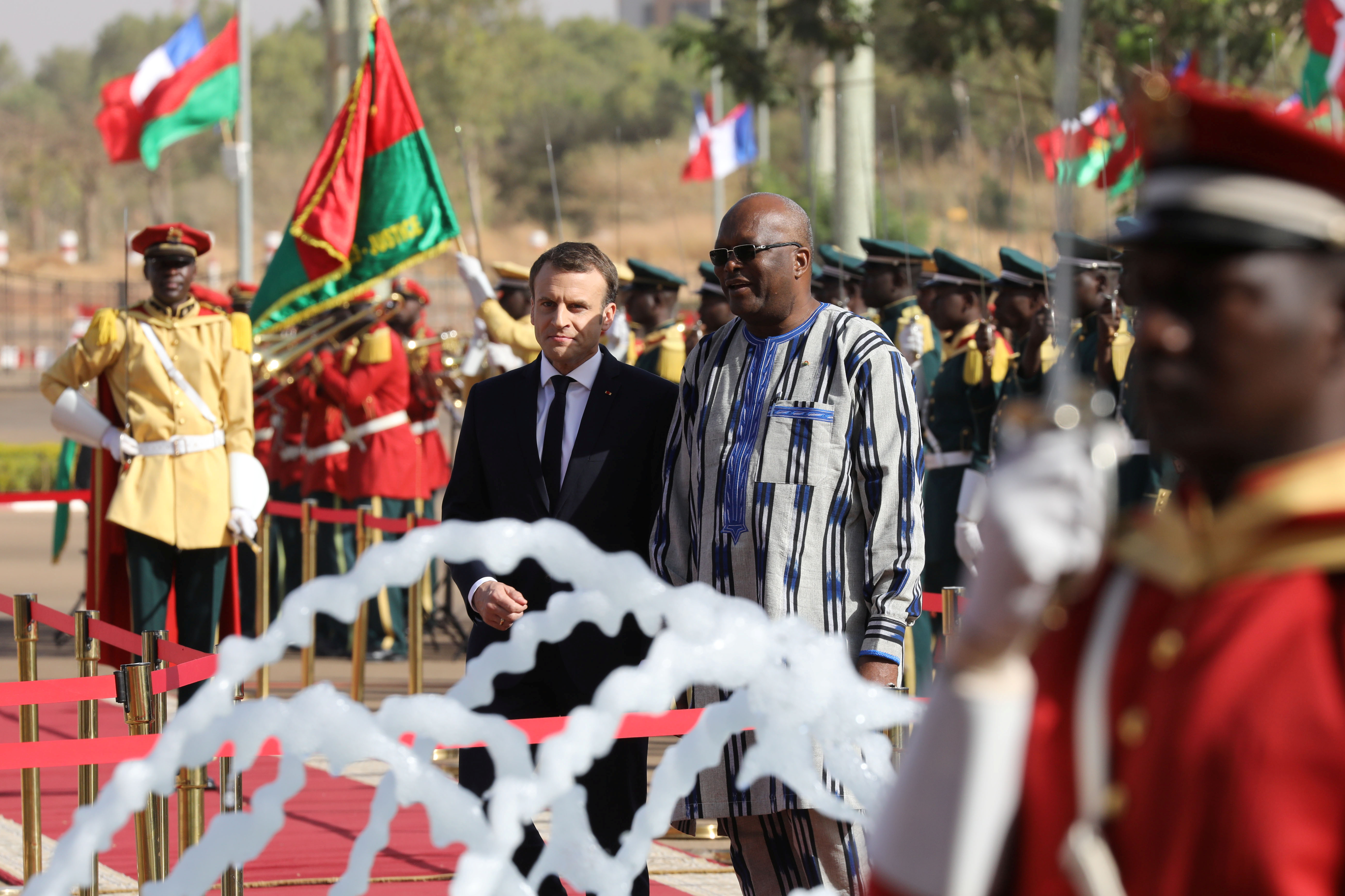 ماكرون يلتقى رئيس بوركينا فاسو