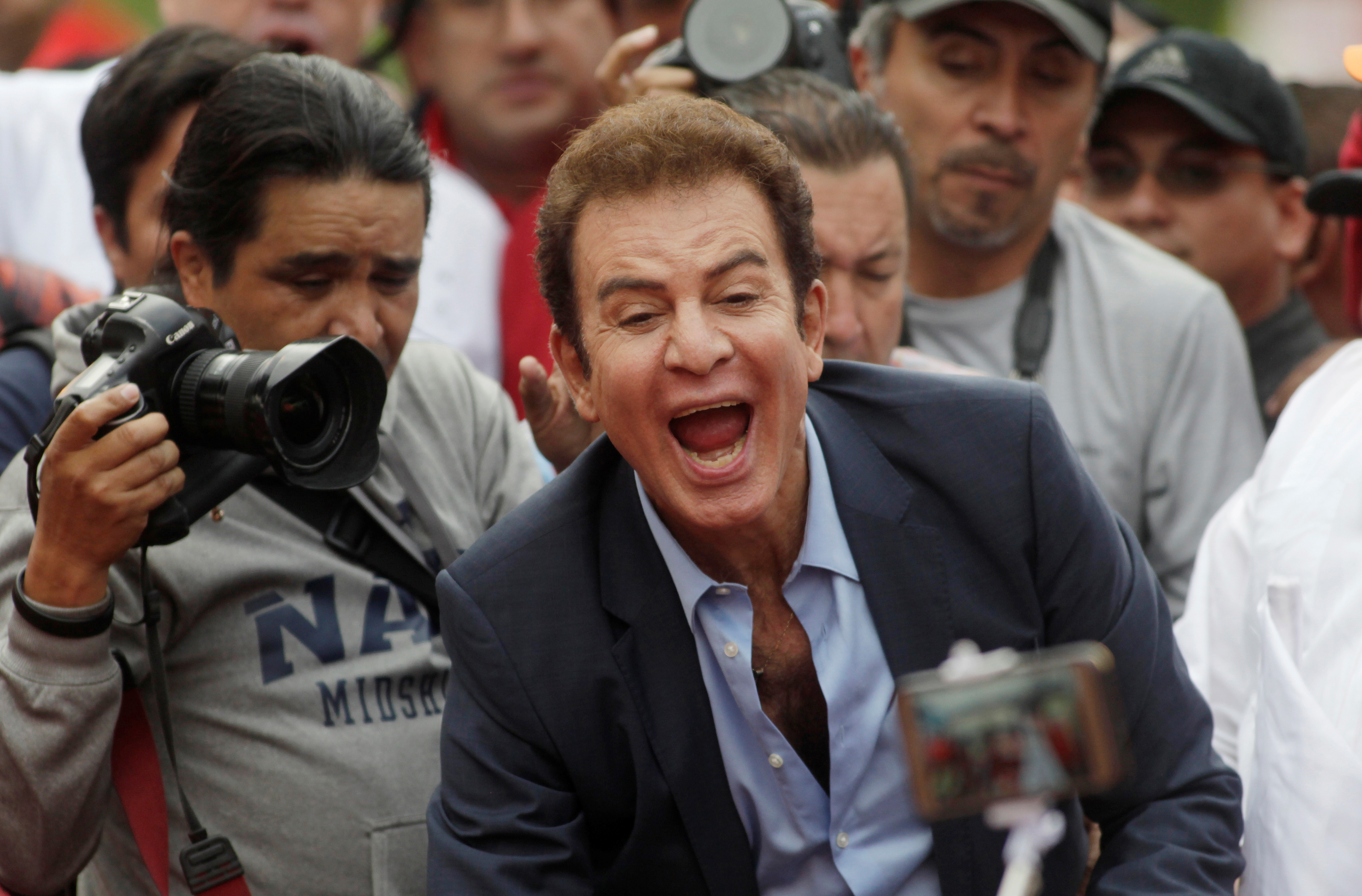 زعيم المعارضة سلفادور نصرالله وسط أنصارة