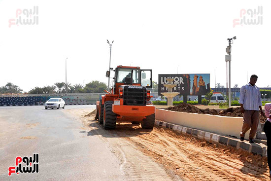  تعرف على تفاصيل تجميل ورصف الطرق السياحية ومحيط المعابد الفرعونية بالأقصر