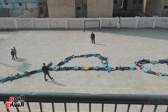 طلاب-مدرسة-فى-أولاد-صقر-بالشرقية-يكتبون-كلمة-مصر-بأجسادهم