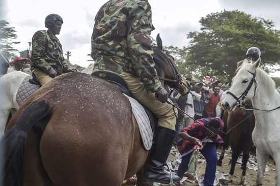 خيول الشرطة الكينية فى مواجهة مسيرة للمعارضة