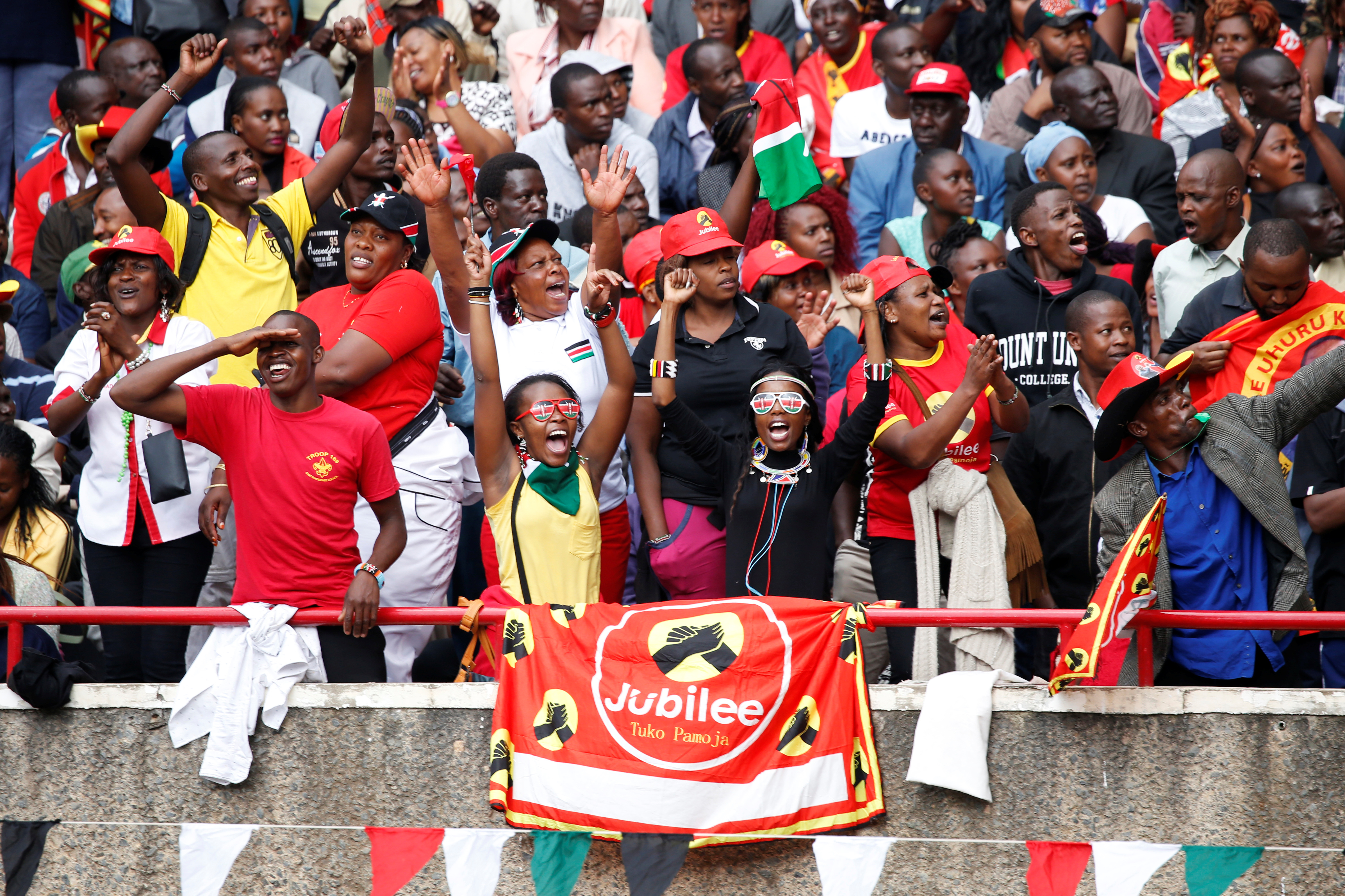 حشود من الكينيين يحضرون مراسم تنصيب الرئيس