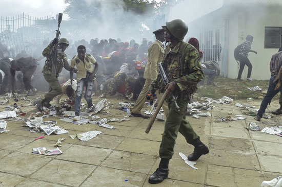 الشرطة الكينية تفرق مظاهرة للمعارضة بالغاز والعصى