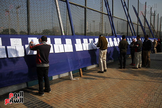 الاعضاء يستكشفون لجانهم قبل التصويت فى انتخابات مركز شباب الجزيرة 