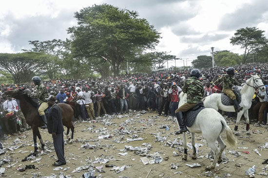 الشرطة الكينية تطارد عناصر المعارضة بالخيول