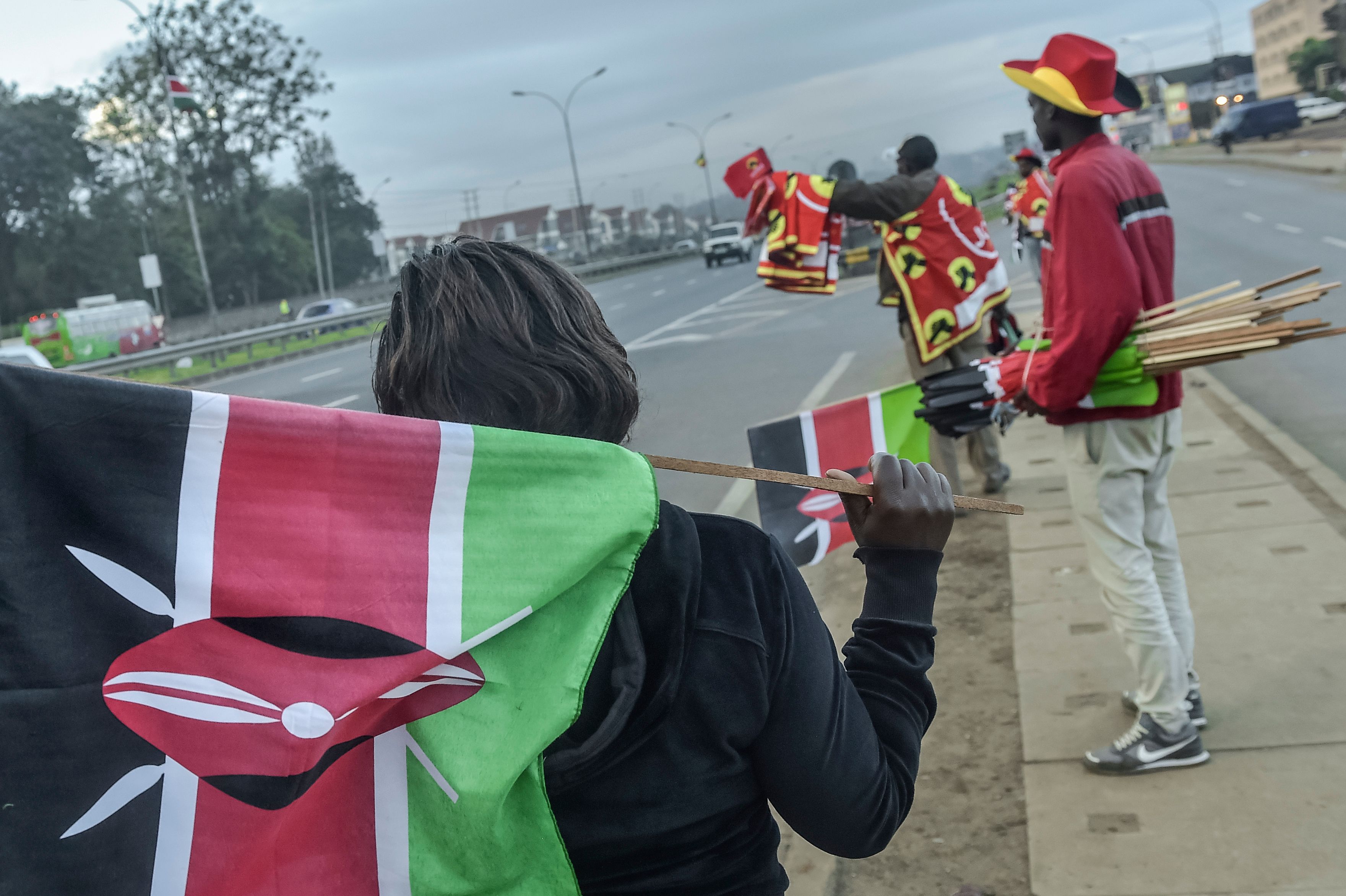 بيع الأعلام الكينية على الطرق السريعة قبل تنصيب الرئيس