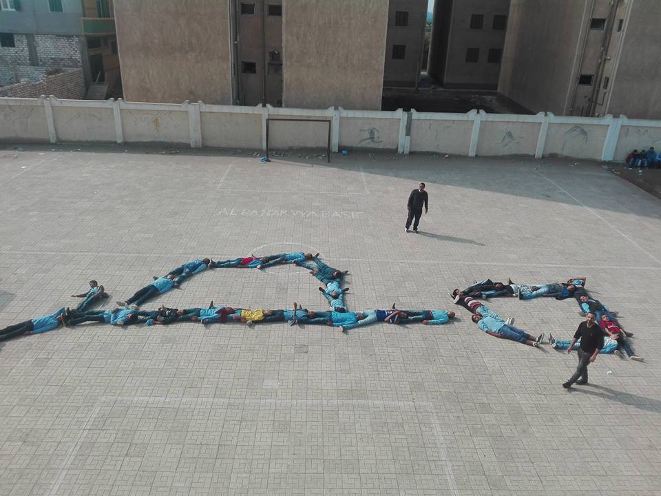 طلاب مدرسة  باولاد صقر بالشرقية يكتبون كلمة مصر بأجسادهم  (4)