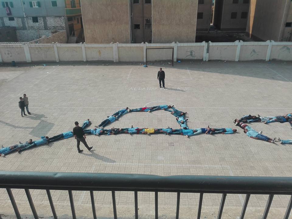 طلاب مدرسة  باولاد صقر بالشرقية يكتبون كلمة مصر بأجسادهم  (2)