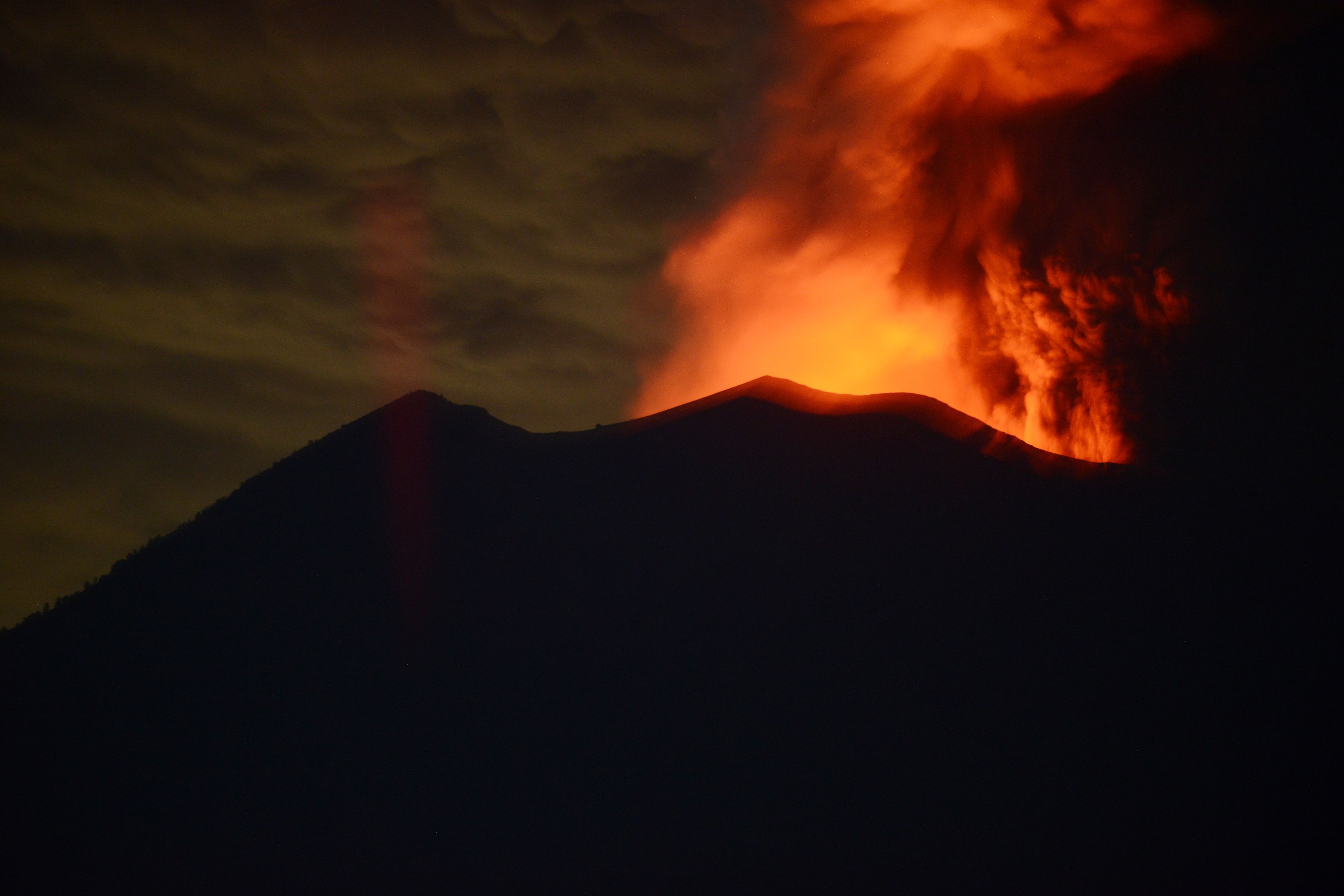استمرار ثوران بركان جبل جونج أجونج