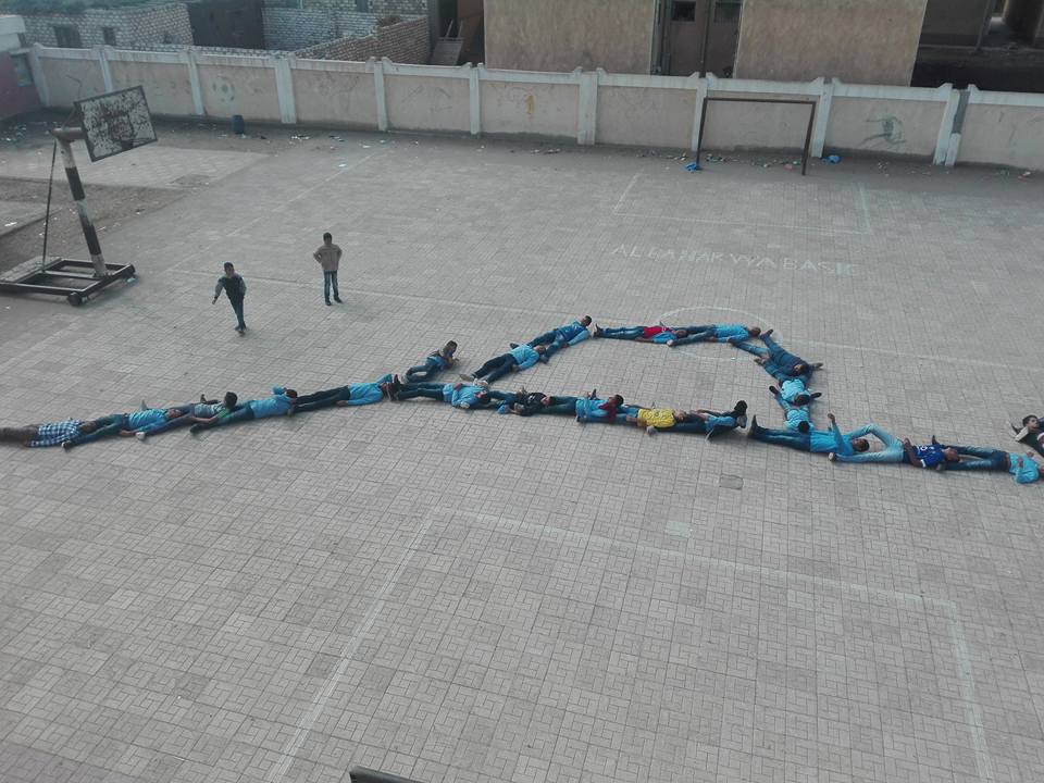 طلاب مدرسة  باولاد صقر بالشرقية يكتبون كلمة مصر بأجسادهم  (3)