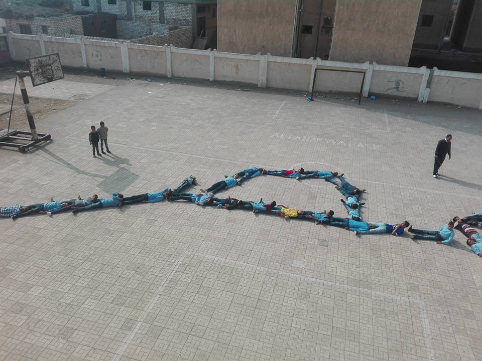طلاب مدرسة  باولاد صقر بالشرقية يكتبون كلمة مصر بأجسادهم  (1)