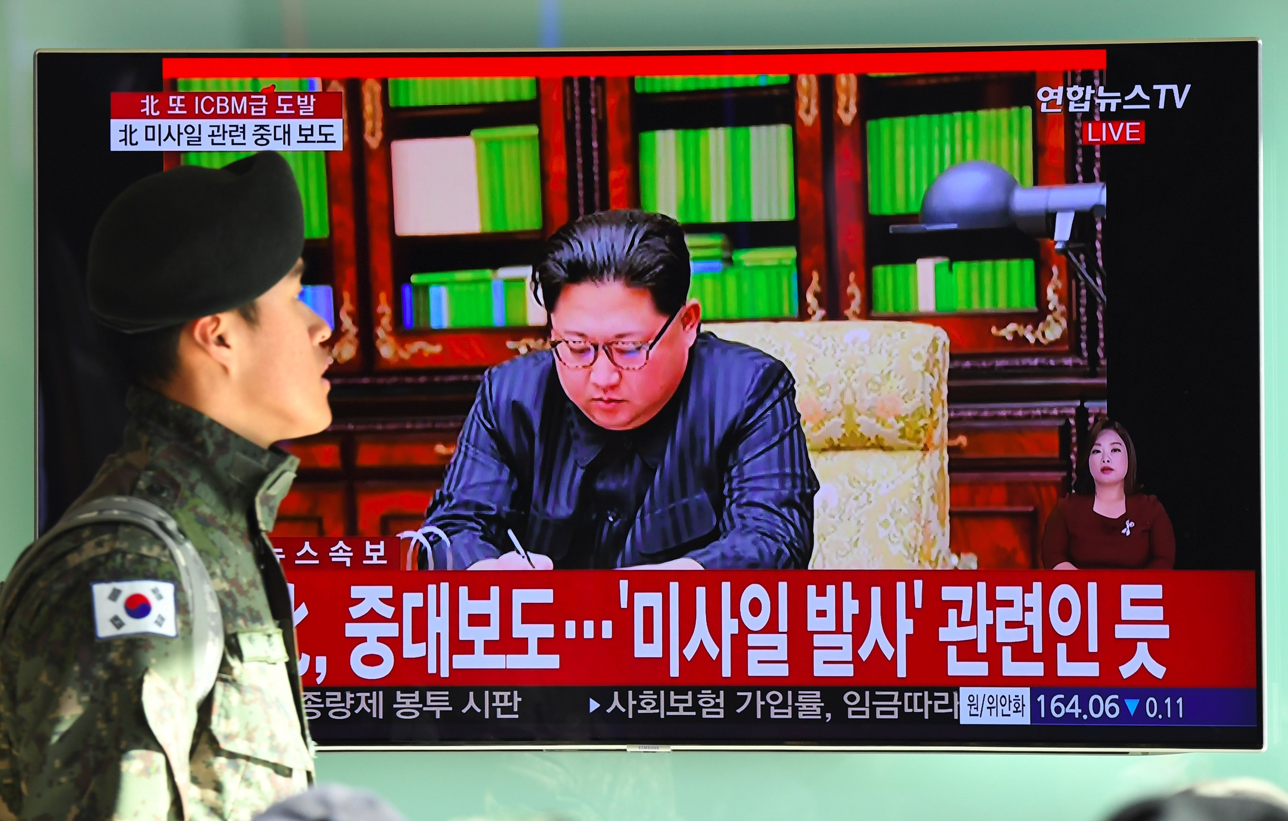 زعيم كوريا يشرف علي الإطلاق