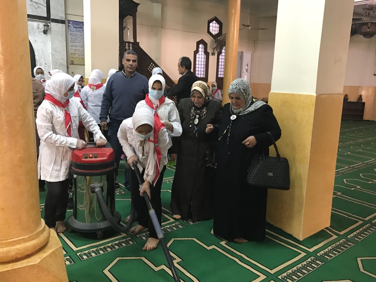 الطالبات تنظفن مسجد الرحمة بكفر الشيخ