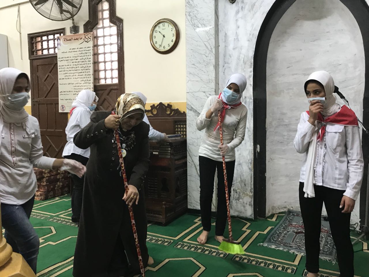 الطالبات والمدير العام التنفيذى ينظفن مسجد الرحمة