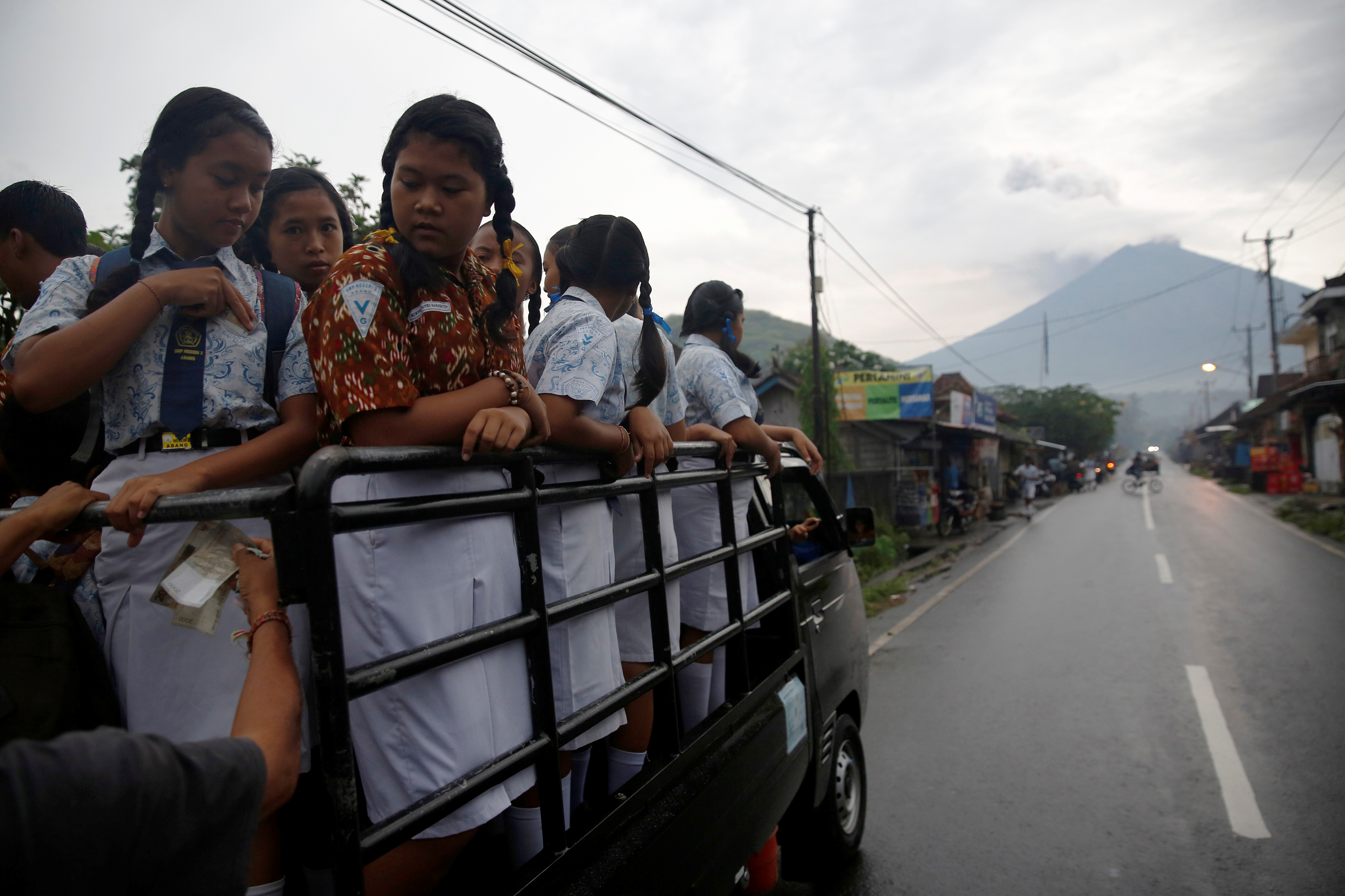 الطالبات فى جزيرة بالى يذهبن للمدارس رغم نشاط البركان
