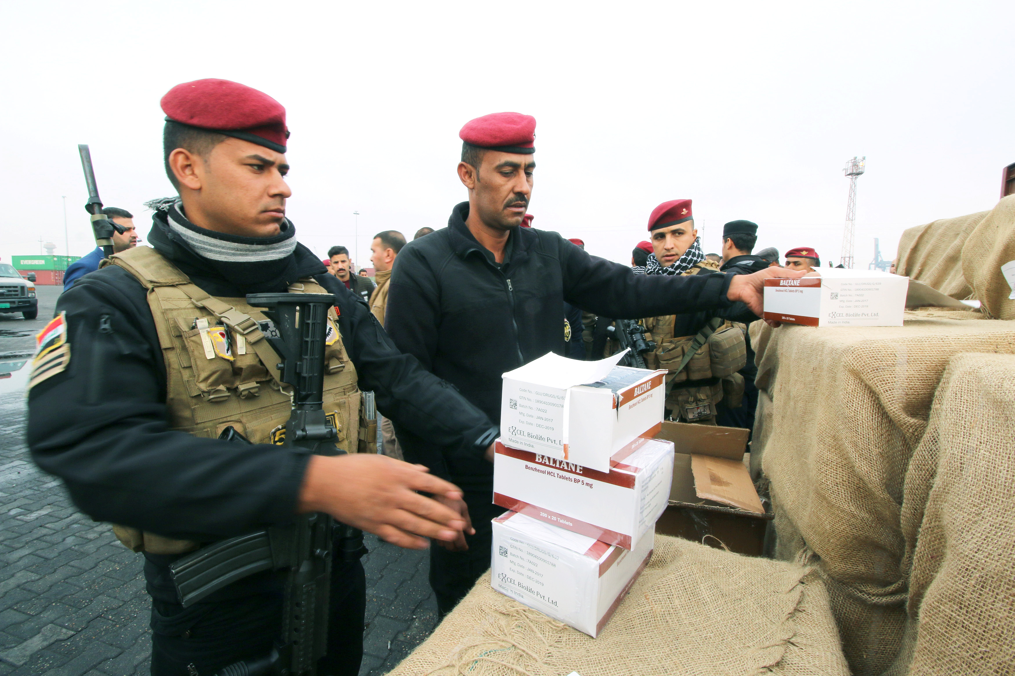 الشرطة العراقية أثناء ضبط المخدرات