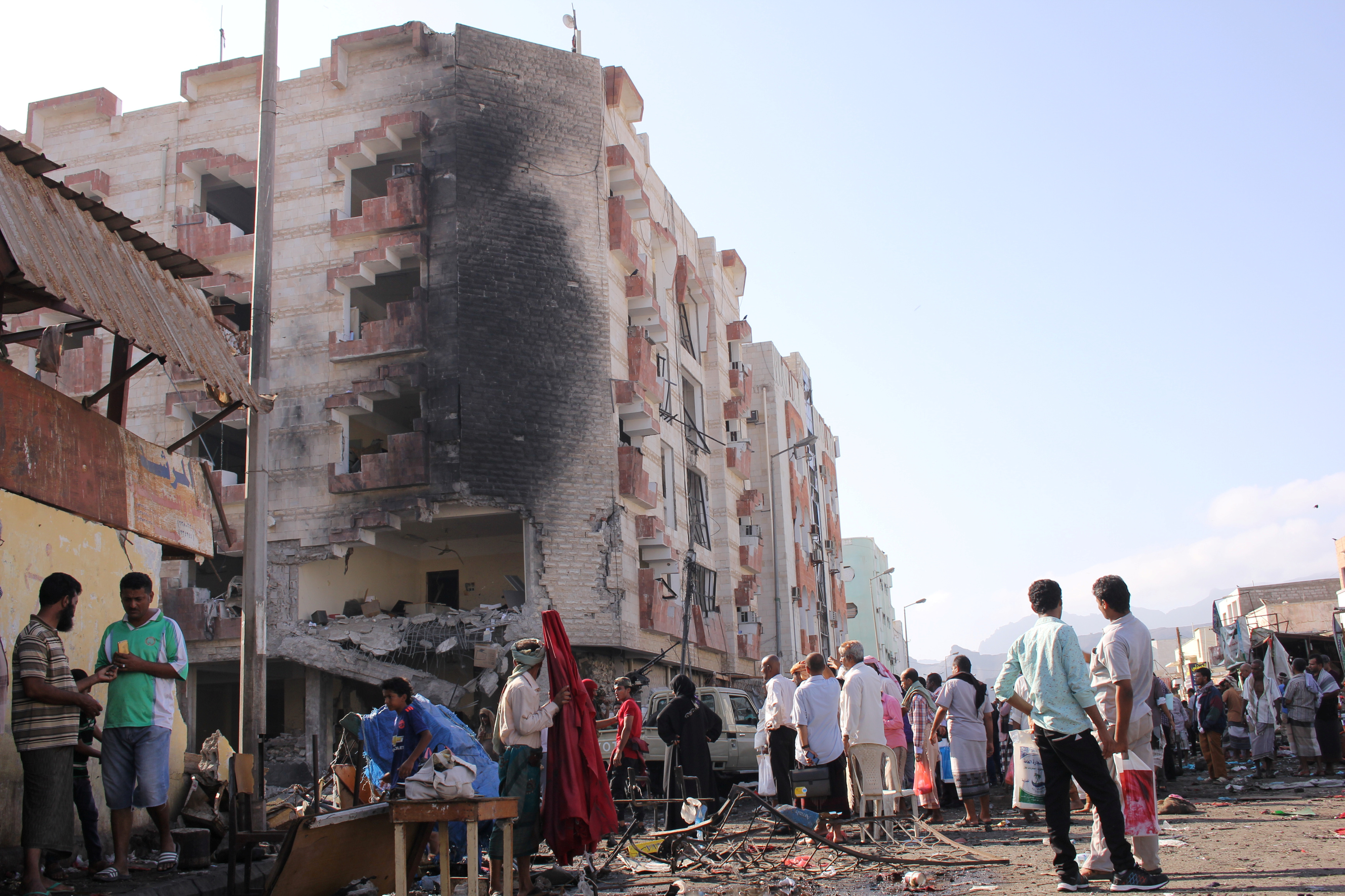 سكان مدينة عدن يتجمعون فى موقع التفجير