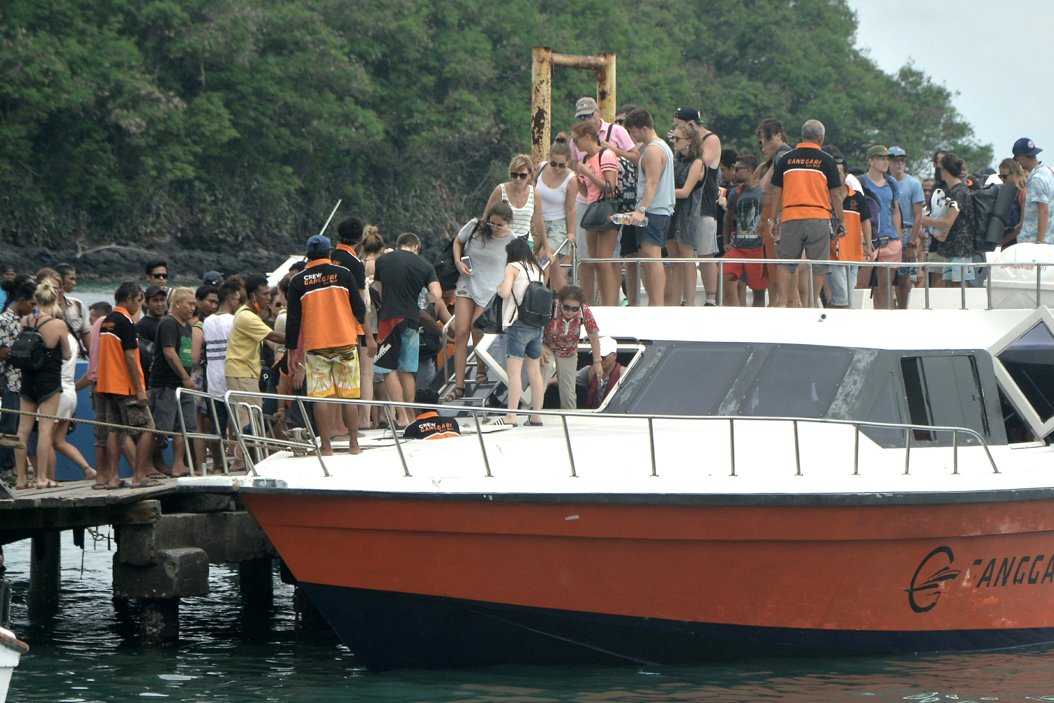نقل السياح بقوارب سريعة من جزيرة بالى