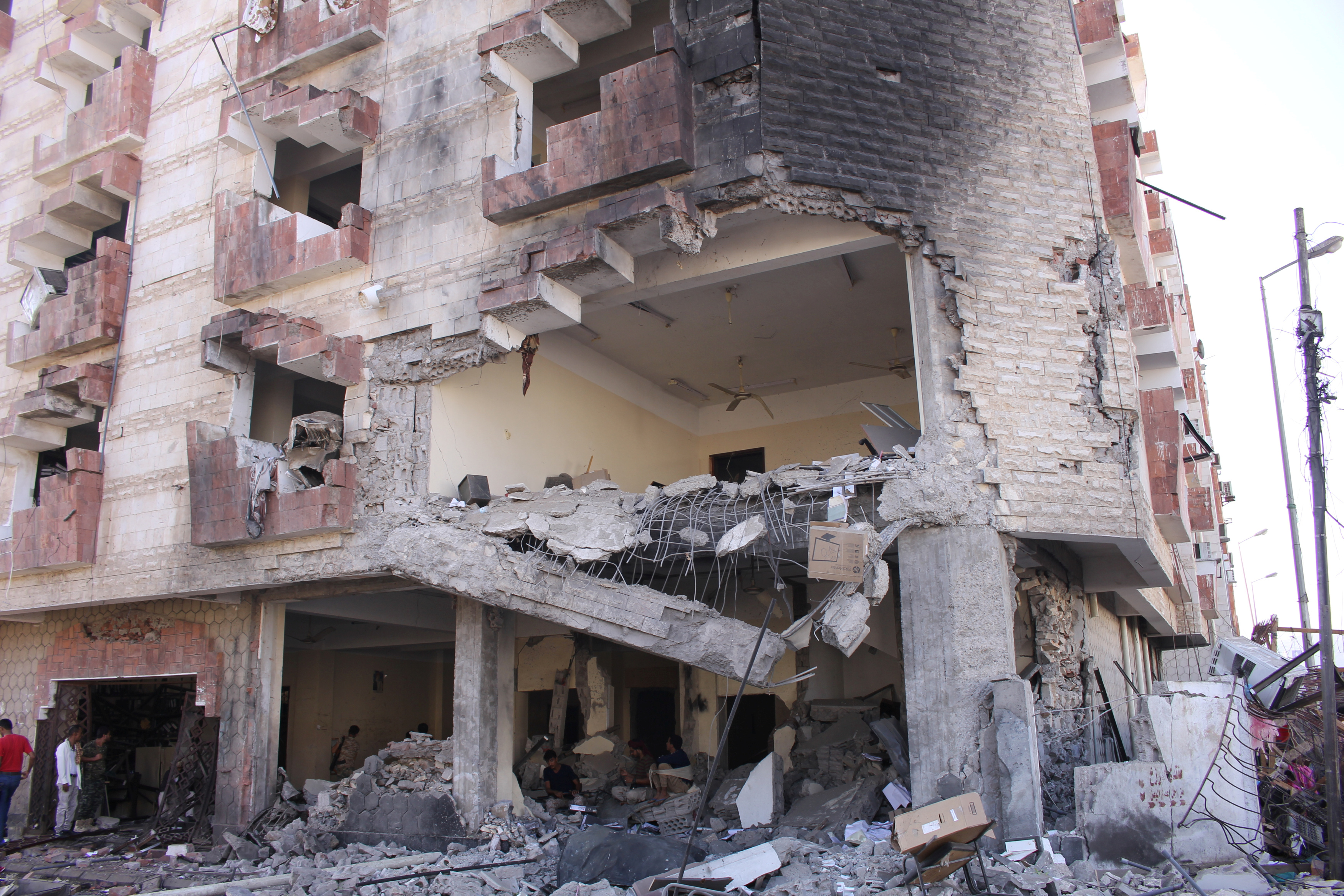داعش يفجر مبنى وزارة المالية فى اليمن