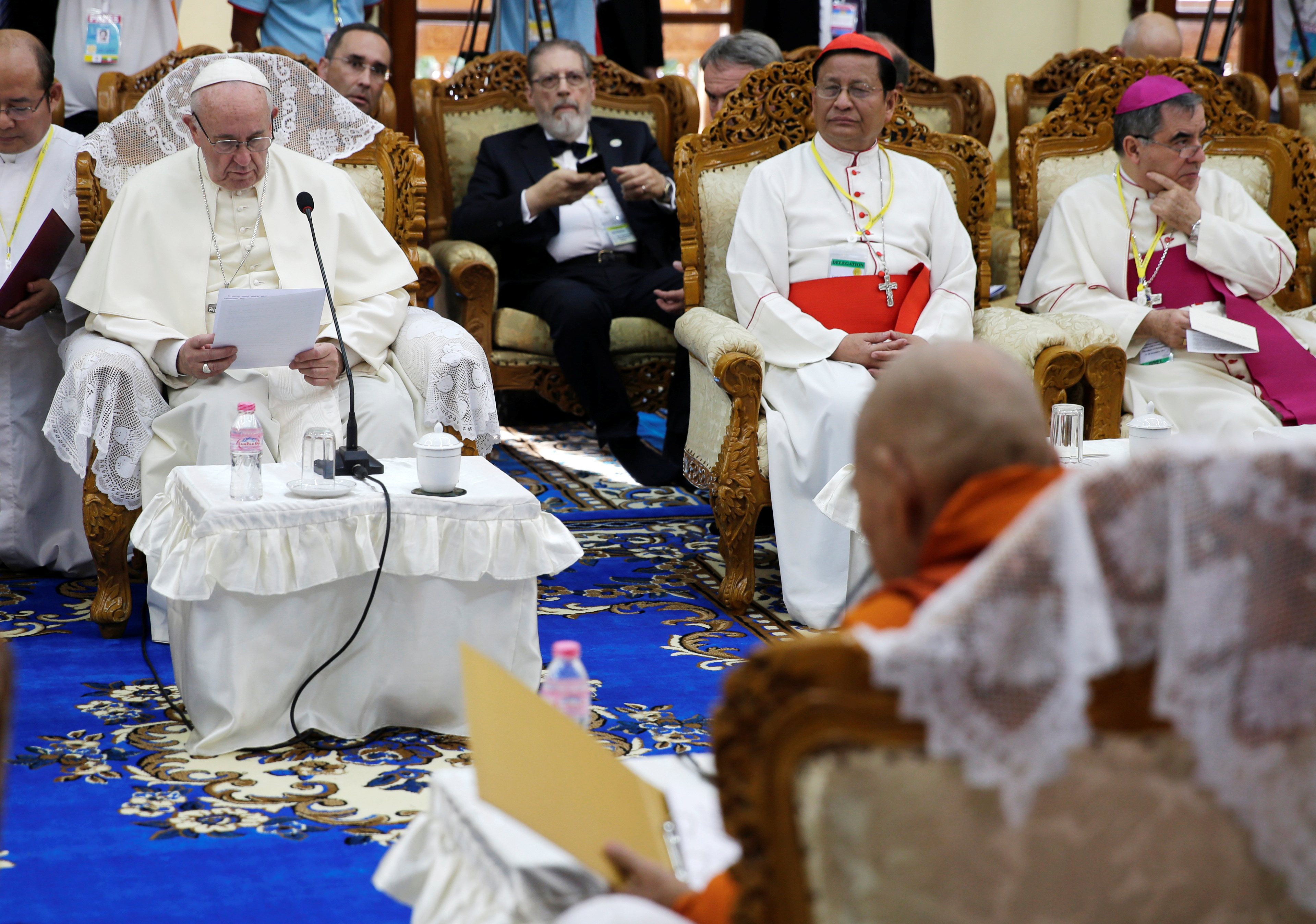 البابا أثناء قداس فى يانجون فى ثالث يوم من زيارته لميانمار