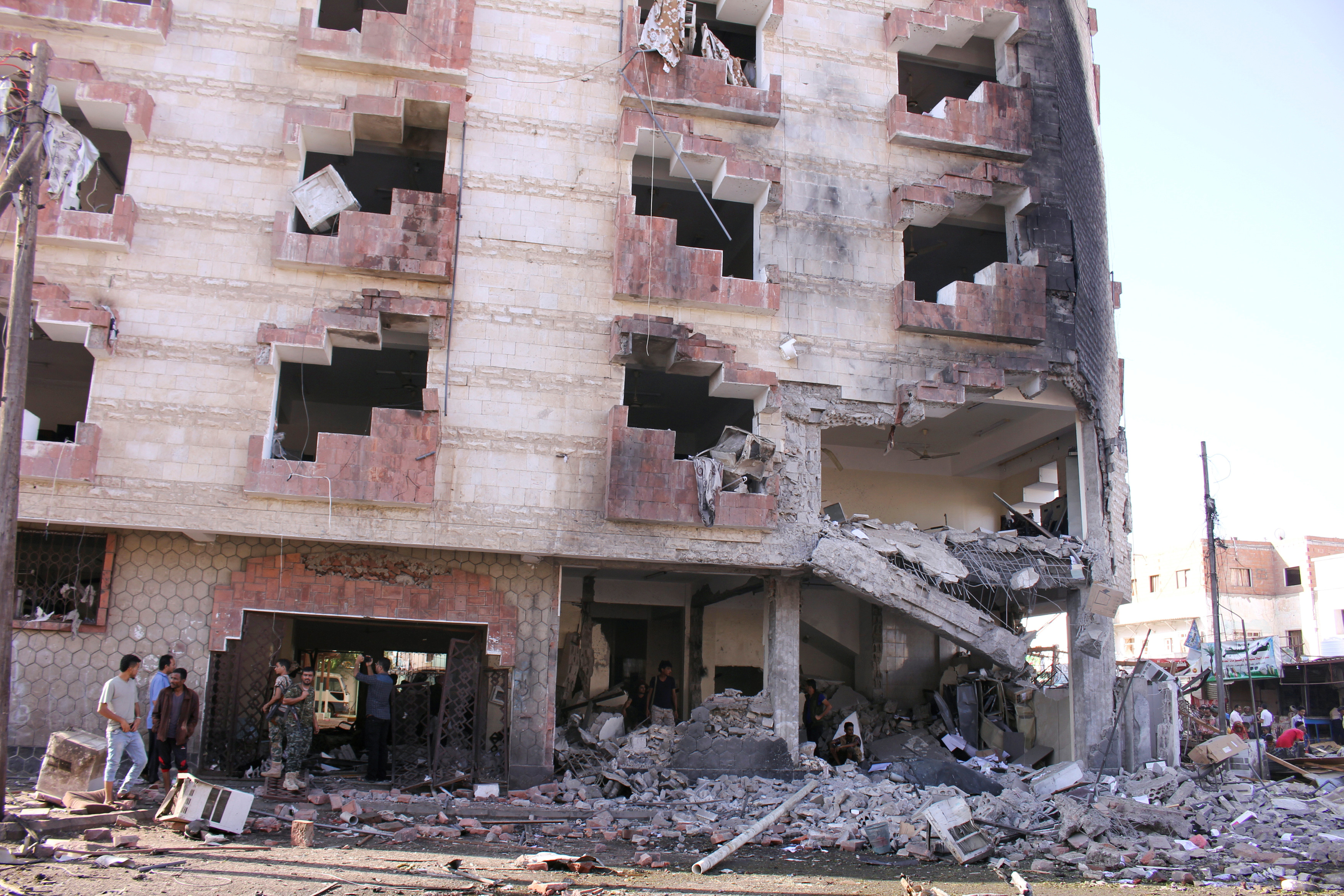 تفجير مبنى وزارة المالية فى اليمن