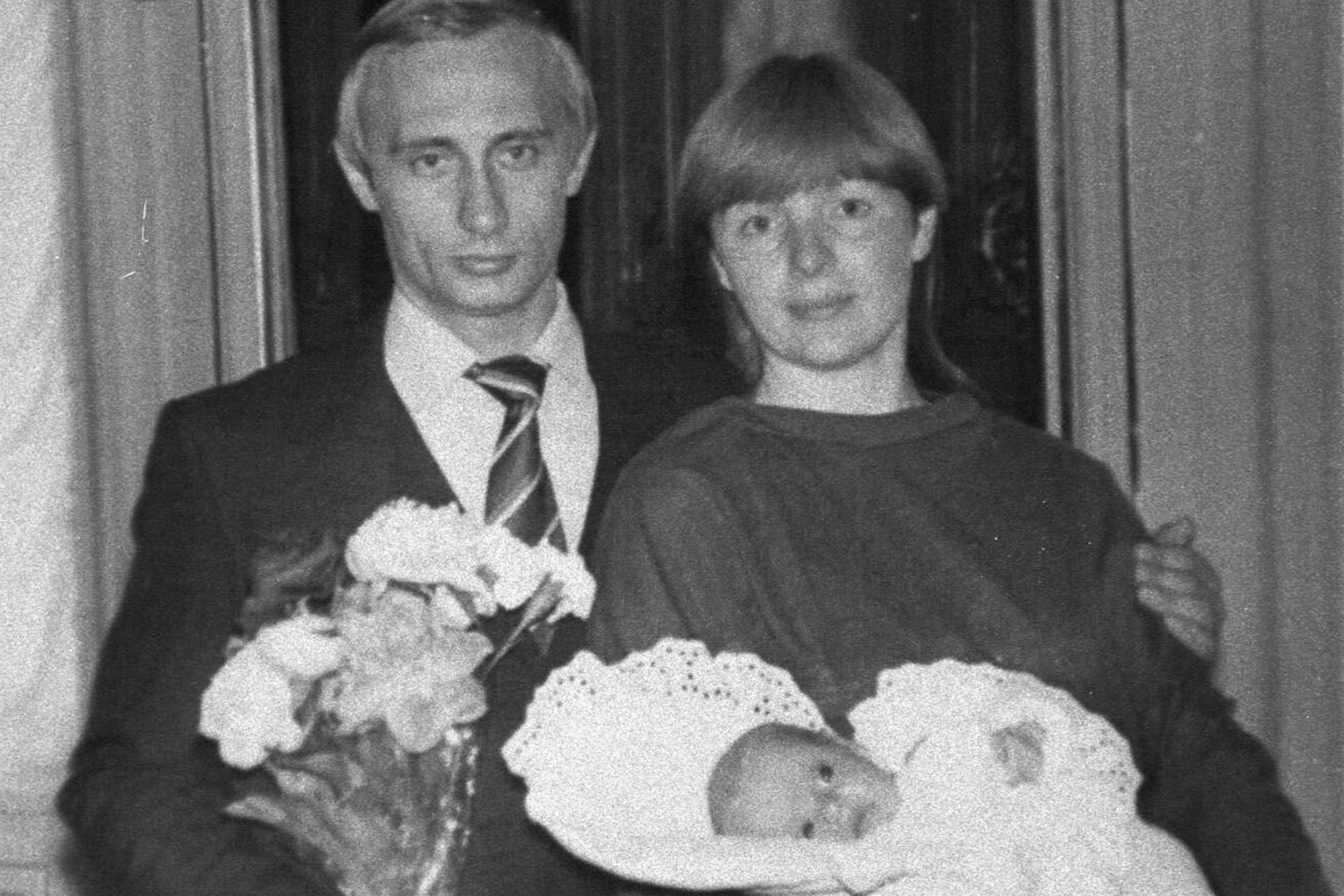 كاترينا تيخونوفا رضيعة على يد أمها وبجوارها أبيها الرئيس الروسى الحالى فلاديمير بوتين