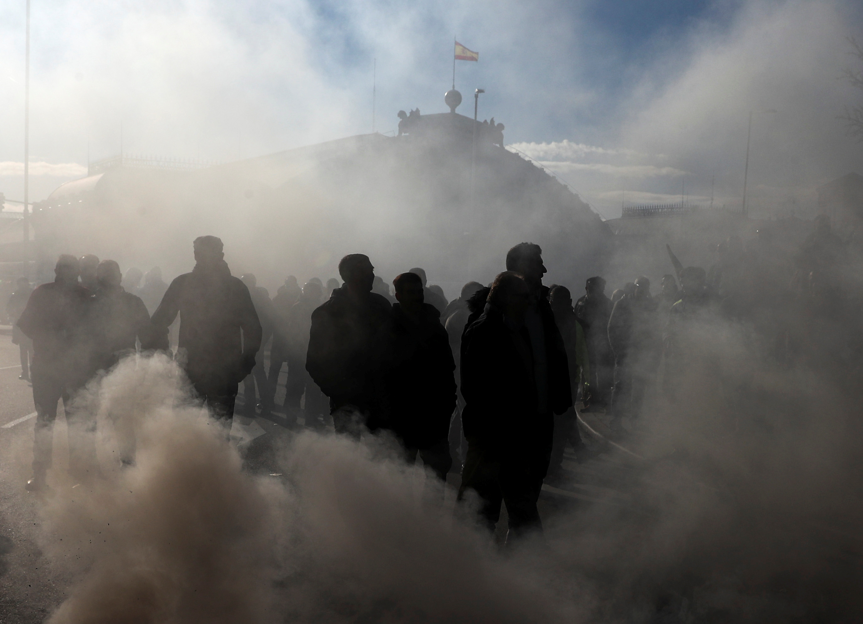 الغاز المسيل للدموع لتفريق المحتجين