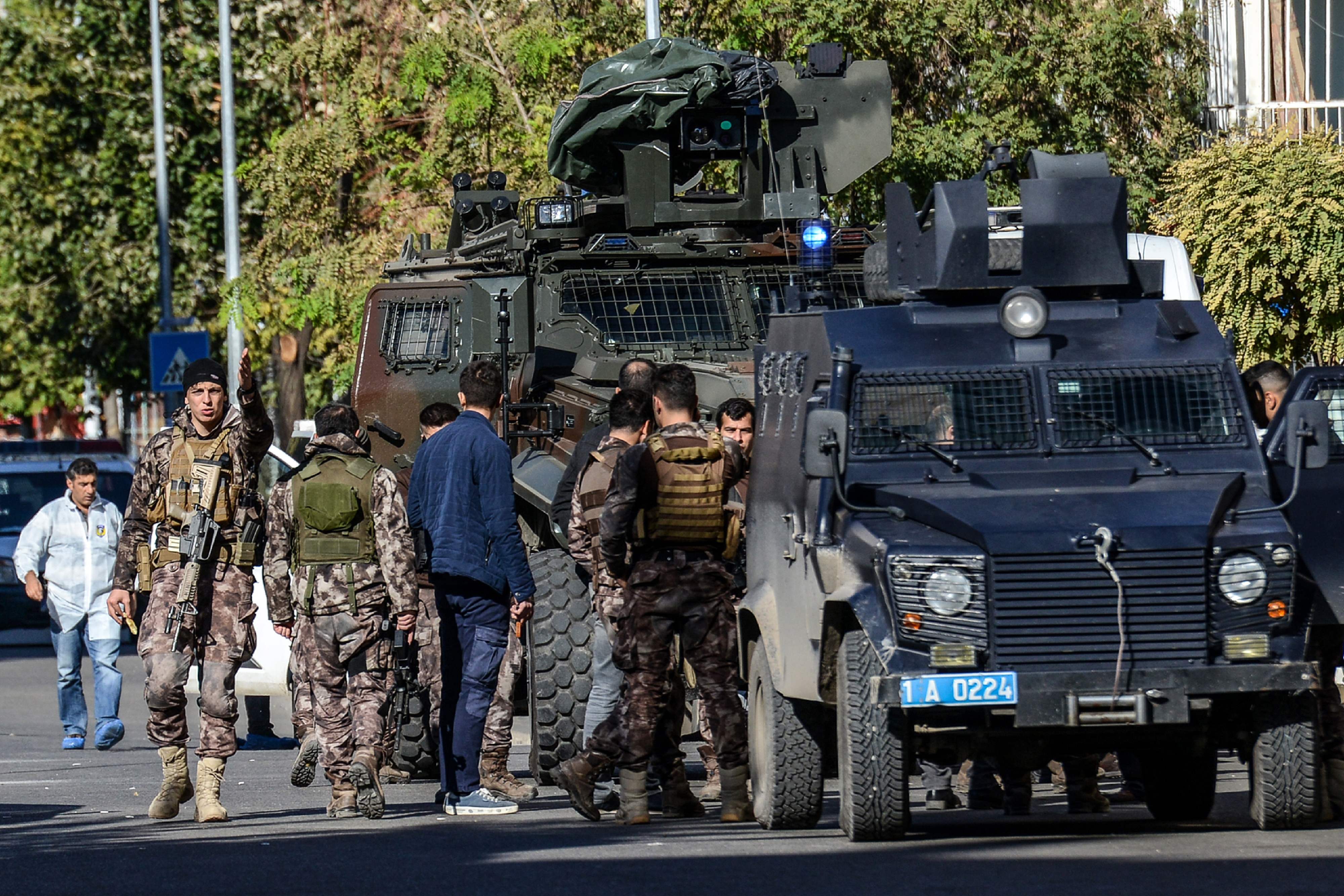 الشرطة التركية حول مكان الحادث