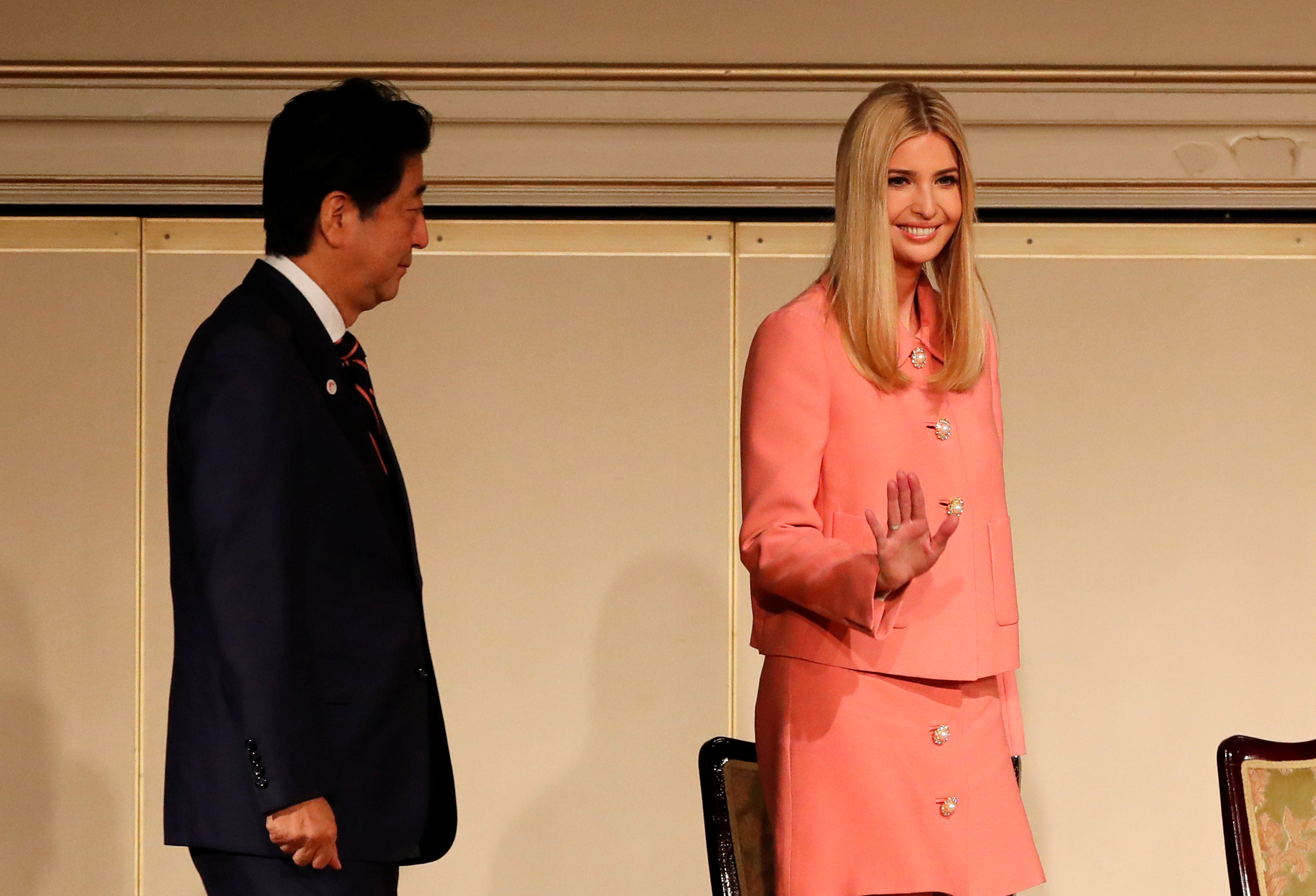 إيفانكار ترامب مع رئيس وزراء اليابان