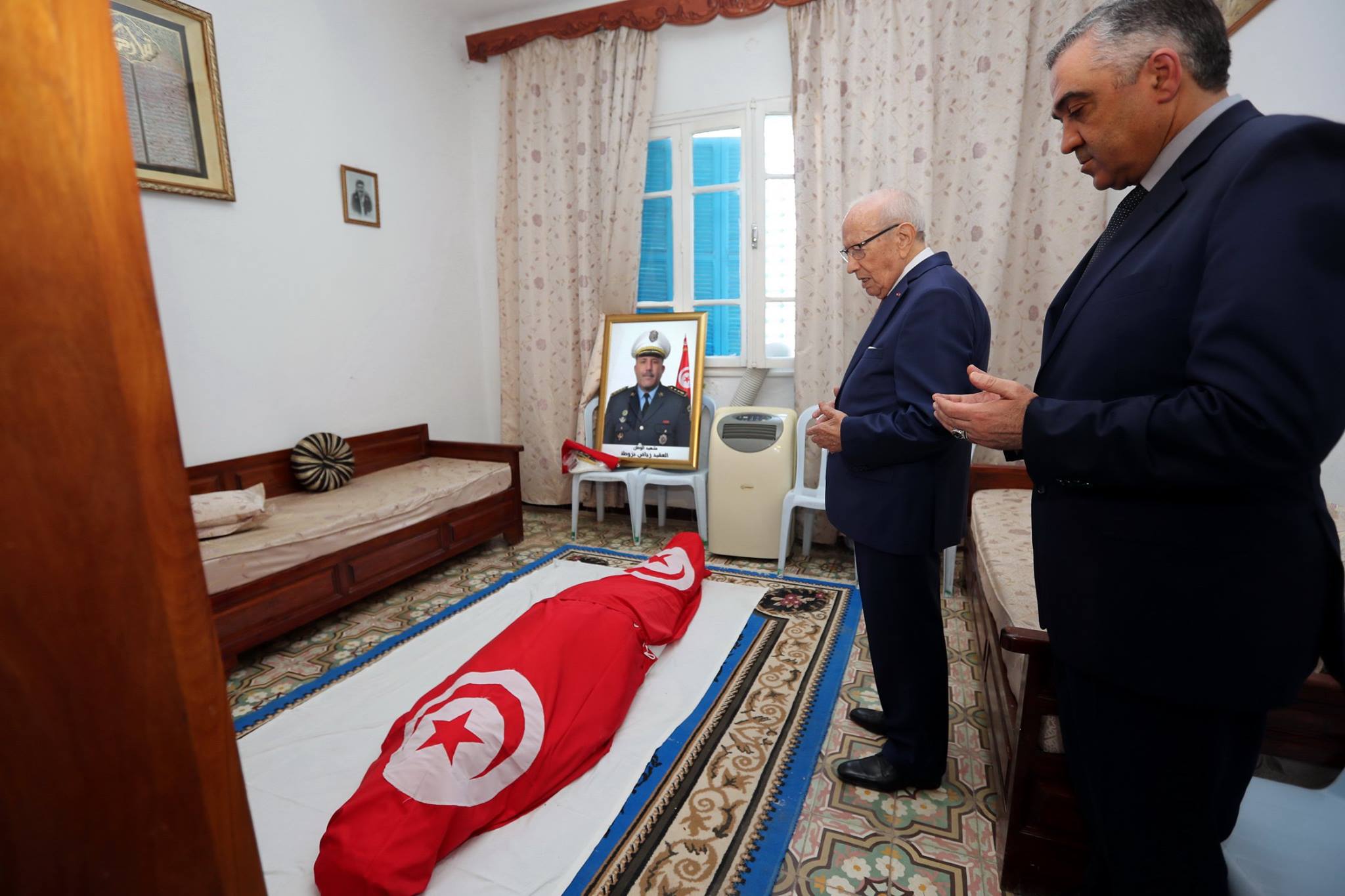 الرئيس التونسى فى وداع شهيد الإرهاب