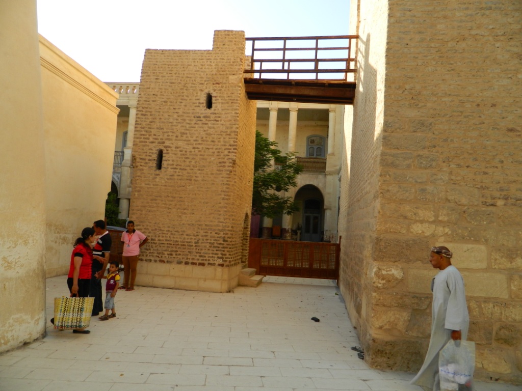 1- اسوار الكنيسة القديمة داخل الدير المحرق باسيوط
