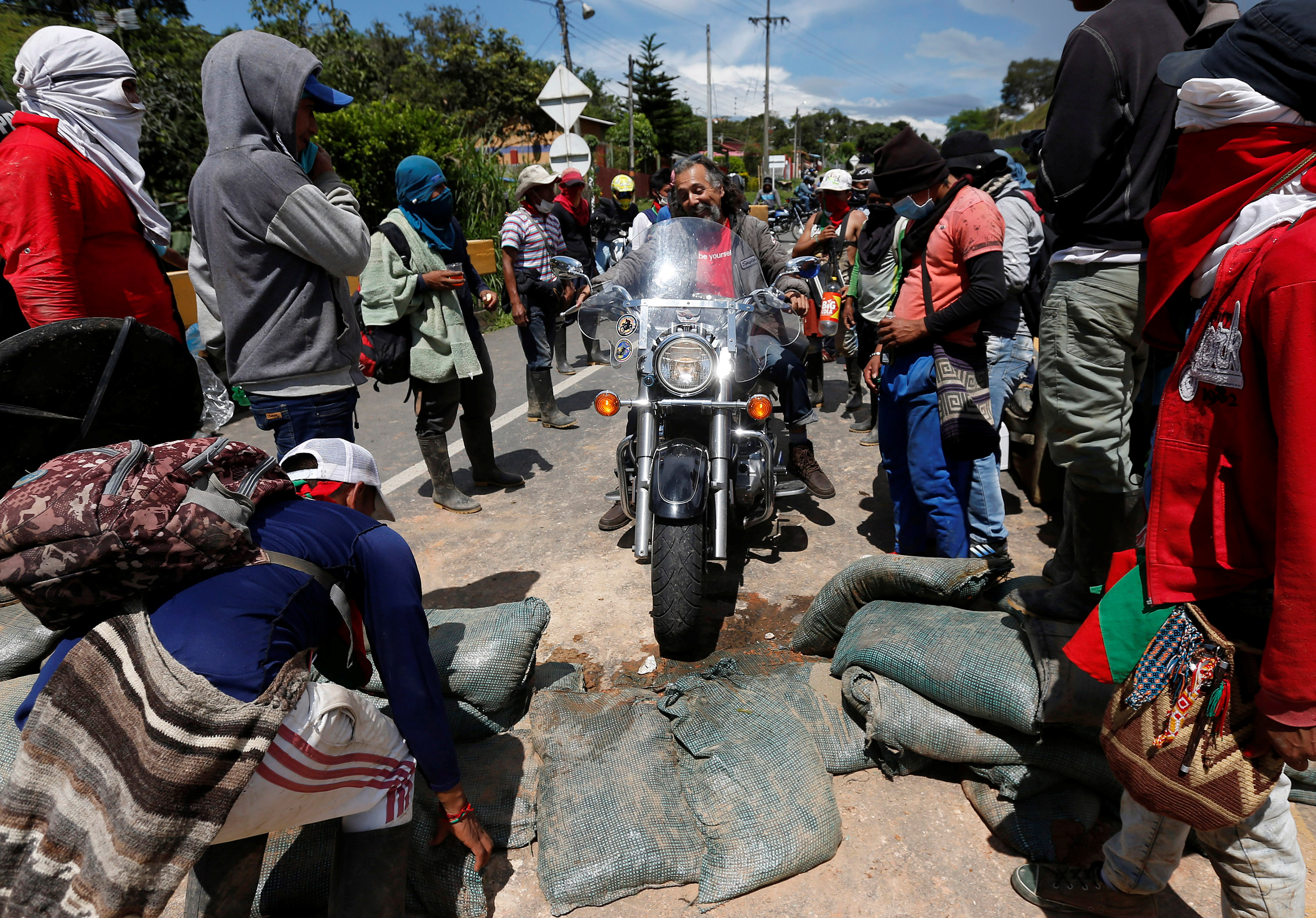 جانب من احتجاجات ضد الحكومة فى كولومبيا