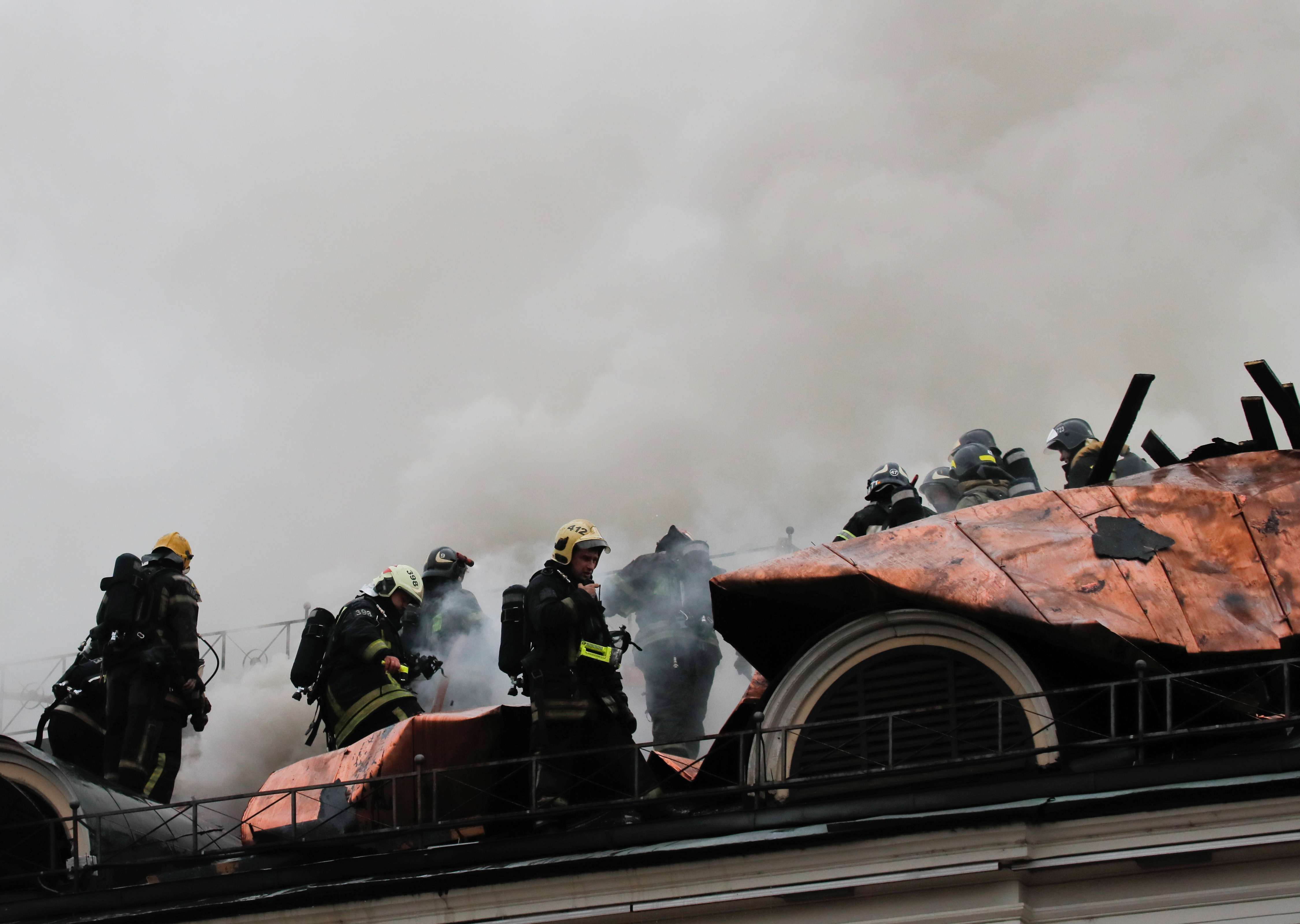 قوات الدفاع المدنى الروسى تحاول السيطرة على النيران