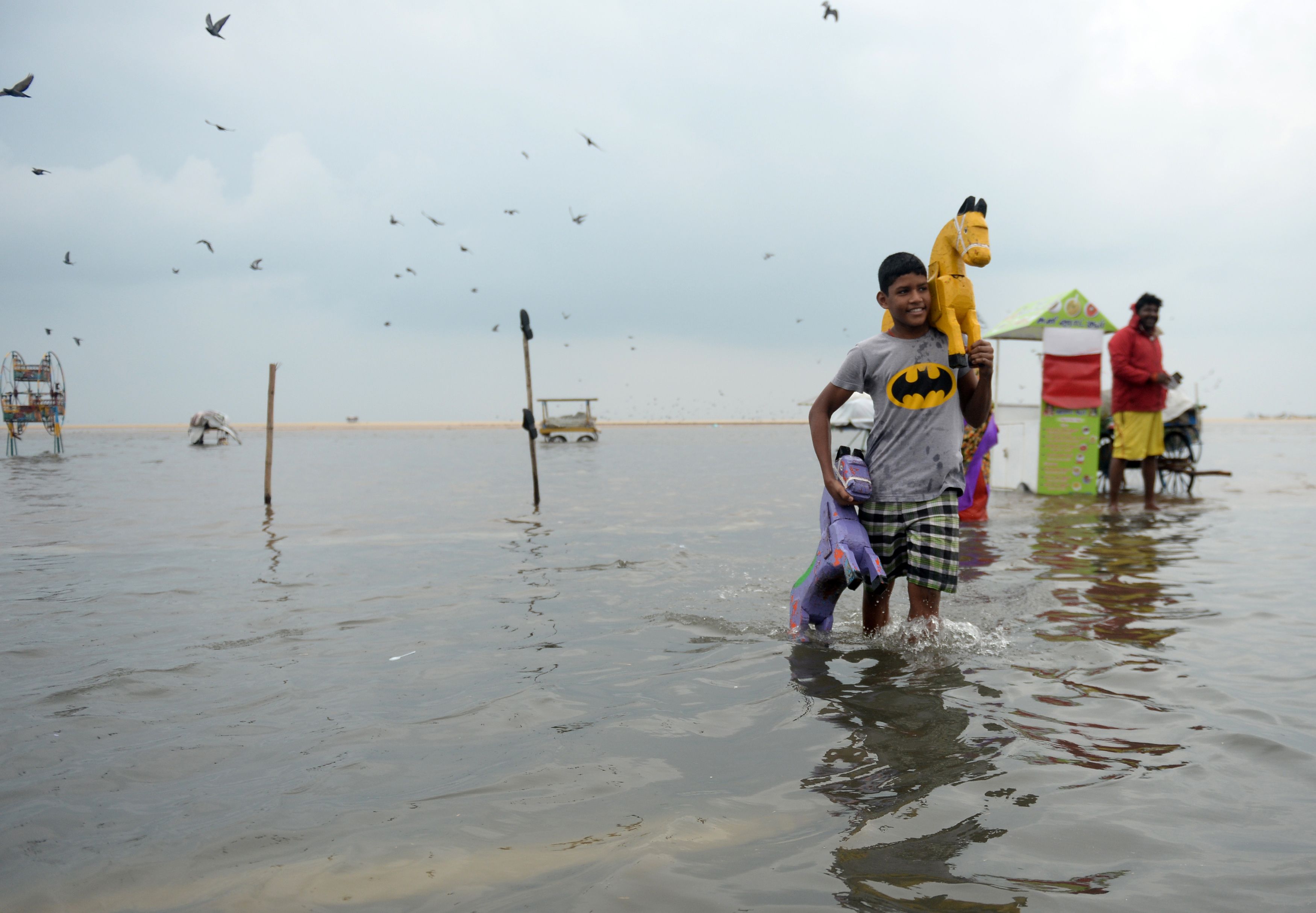 طفل هندى يحول عبور مياة الفيضانات
