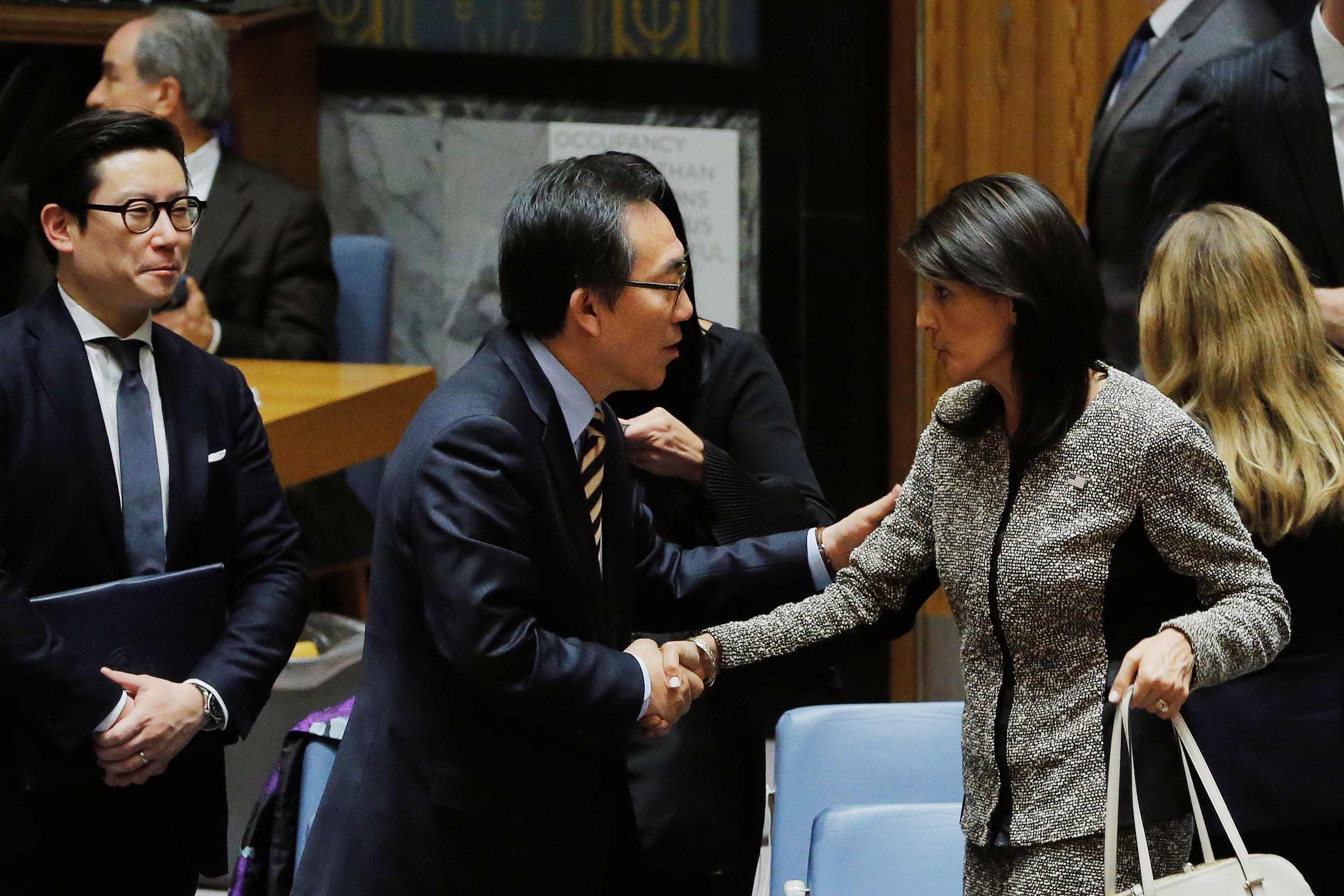 سفيرة الولايات المتحدة لدى الأمم المتحدة نيكي هالي تصافح سفير كوريا الجنوبية