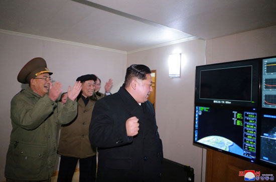 زعيم كوريا الشمالية فى غرفة متابعة إطلاق الصاروخ البالستى