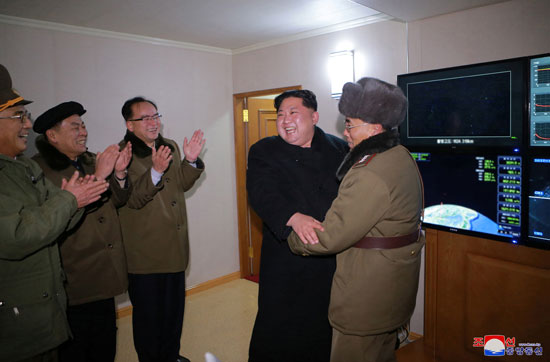هستريا ضحك من زعيم كوريا عقب نجاح التجربة الصاروخية