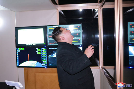 زعيم كوريا الشمالية يدخن سيجارته وهو يشاهد لحظة إطلاق الصاروخ البالستى