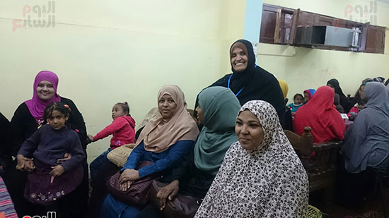 نساء المنطقة حولن المسجد لشعلة لمحاربة التطرف